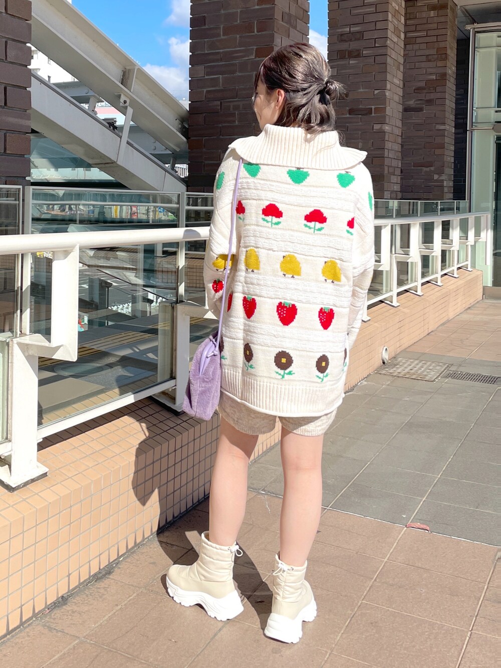 「wcloset、w closet、ダブルクローゼット、alleybywcloset、アリーバイダブルクローゼット、秋のコーデ、秋服、冬コーデ、柄ニット、ポップ、ショートパンツ、スニーカーブーツ、カラーコーデ、ニットパンツ、骨格ストレート」｜「w closetの【Alley】ヒヨコ・お花・イチゴのBIGニット（トップス、その他）」を使った、Shiho Moriokaさん（レディース・157cm）の秋コーディネートの4枚目の写真