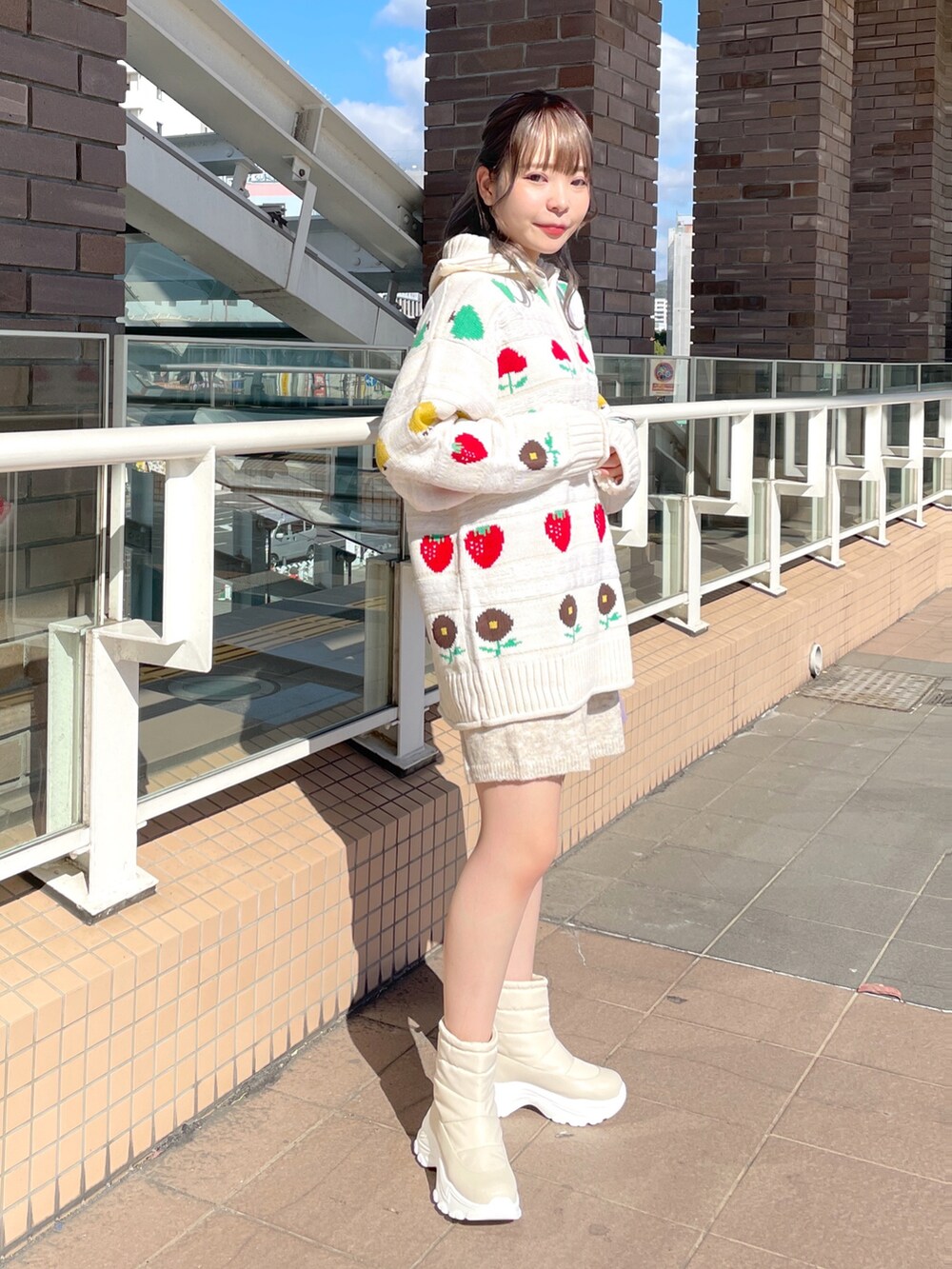 「wcloset、w closet、ダブルクローゼット、alleybywcloset、アリーバイダブルクローゼット、秋のコーデ、秋服、冬コーデ、柄ニット、ポップ、ショートパンツ、スニーカーブーツ、カラーコーデ、ニットパンツ、骨格ストレート」｜「w closetの【Alley】ヒヨコ・お花・イチゴのBIGニット（トップス、その他）」を使った、Shiho Moriokaさん（レディース・157cm）の秋コーディネートの2枚目の写真