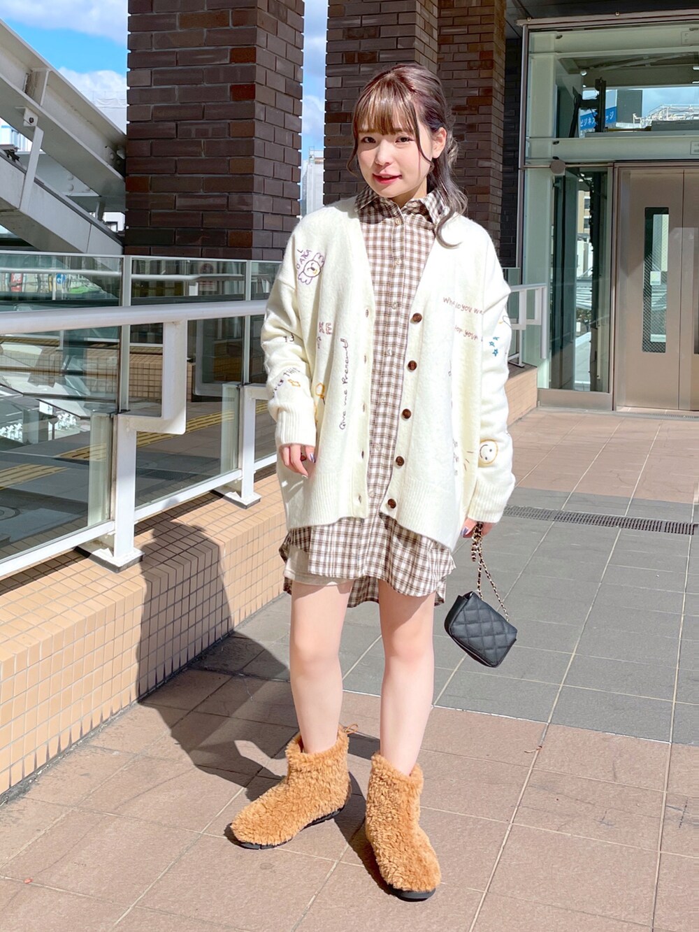 「wcloset、w closet、ダブルクローゼット、秋服コーデ、ニット、チェックシャツ、カーディガン、柄ニット、ブーツ、ショートブーツ、ミニワンピ、ミニ丈、肌見せ、骨格ストレート」｜「w closetのアイテム（カーディガン/ボレロ、ホワイト系）」を使った、Shiho Moriokaさん（レディース・157cm）の秋コーディネートの2枚目の写真