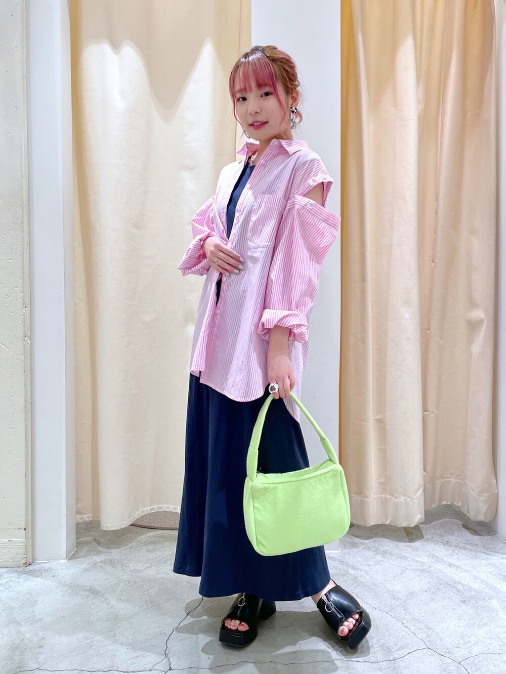 「wcloset、w closet、ダブルクローゼット、夏コーデ、シャツスタイル、ワンピース、着回しコーデ、ストライプ、カラーコーデ、厚底サンダル、大人カジュアル、ピンク、Tシャツワンピ、骨格ストレート」|「w closetの【マルチウェイ】ロングスリーブシャツ(シャツ/ブラウス、ホワイト系)」を使った、Shiho Moriokaさん(レディース・157cm)の夏コーディネートの2枚目の写真