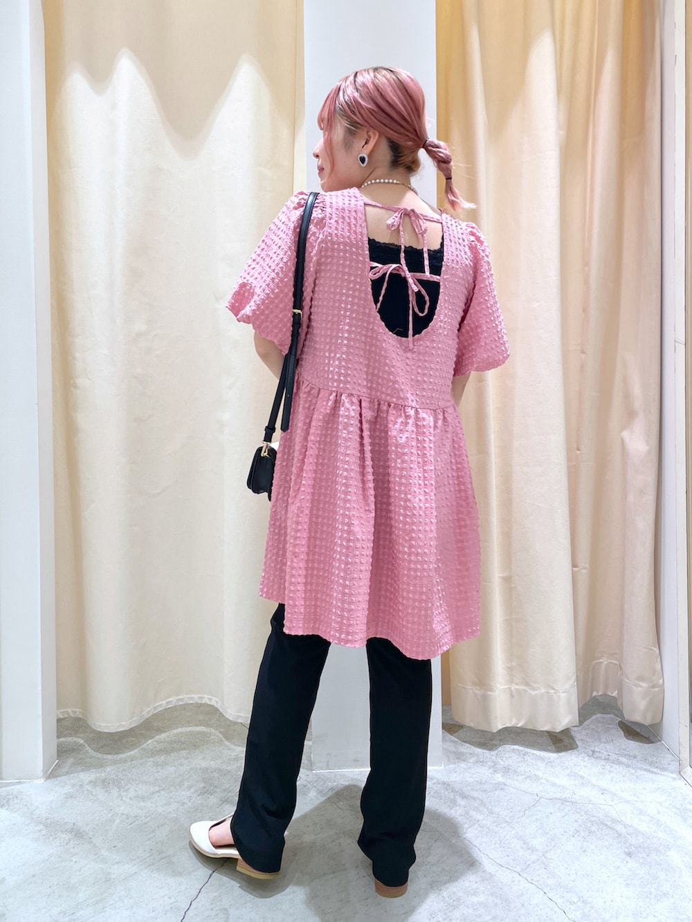 「wcloset、w closet、ダブルクローゼット、チュニック、ブラウス、カラーコーデ、ピンクコーデ、パンツスタイル、ラクチンコーデ、夏コーデ、ラフ、ボリューム袖、低身長コーデ、ごきげんウィーク、骨格ストレート」|「w closetのバックリボンパフスリーブチュニック(シャツ/ブラウス、ピンク系)」を使った、Shiho Moriokaさん(レディース・157cm)の春コーディネートの2枚目の写真