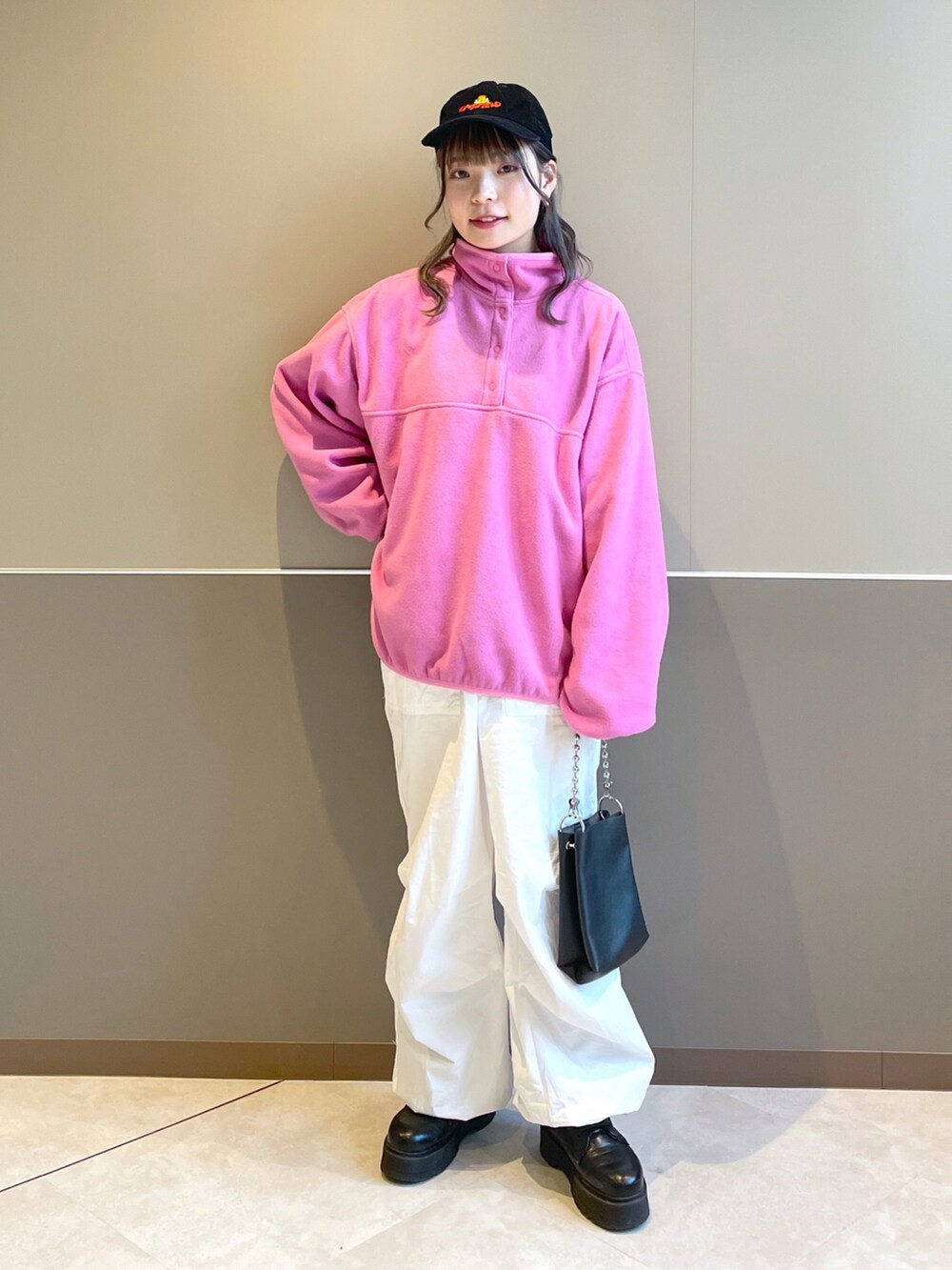 「wcloset、w closet、ダブルクローゼット、秋のコーデ、秋服、カジュアルコーデ、カジュアル、カラーコーデ、フリース、ピンクコーデ、パラシュートパンツ、カーゴパンツ、古着コーデ、オーバーサイズ、骨格ナチュラル」｜「w closetのフリースハーフスナッププルオーバー（その他トップス、ピンク系）」を使った、Shiho Moriokaさん（レディース・157cm）の秋コーディネートの2枚目の写真