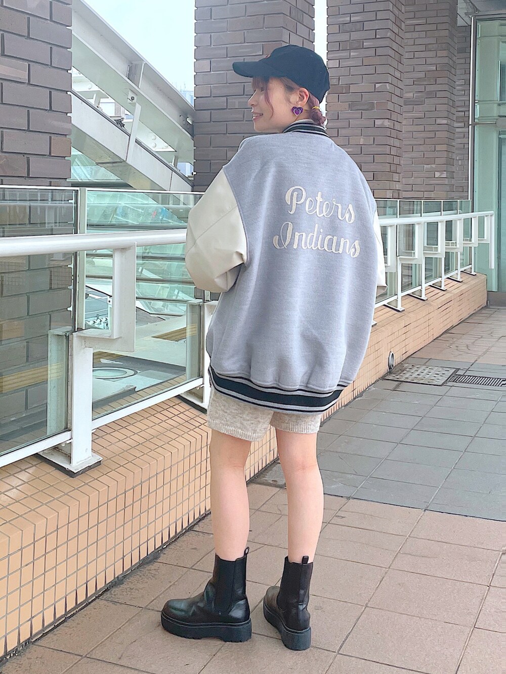 「wcloset、w closet、ダブルクローゼット、秋服コーデ、秋冬コーデ、スタジャン、ショートパンツ、サイドゴアブーツ、ニットパンツ、カジュアルコーデ、ミニバッグ、骨格ストレート、秋ルック紹介するよ、アームウォーマー、ブーツスタイル」｜「w closetのマーガレットメルトンスタジャン（ジャケット/アウター、グレー系）」を使った、Shiho Moriokaさん（レディース・157cm）の秋コーディネートの3枚目の写真