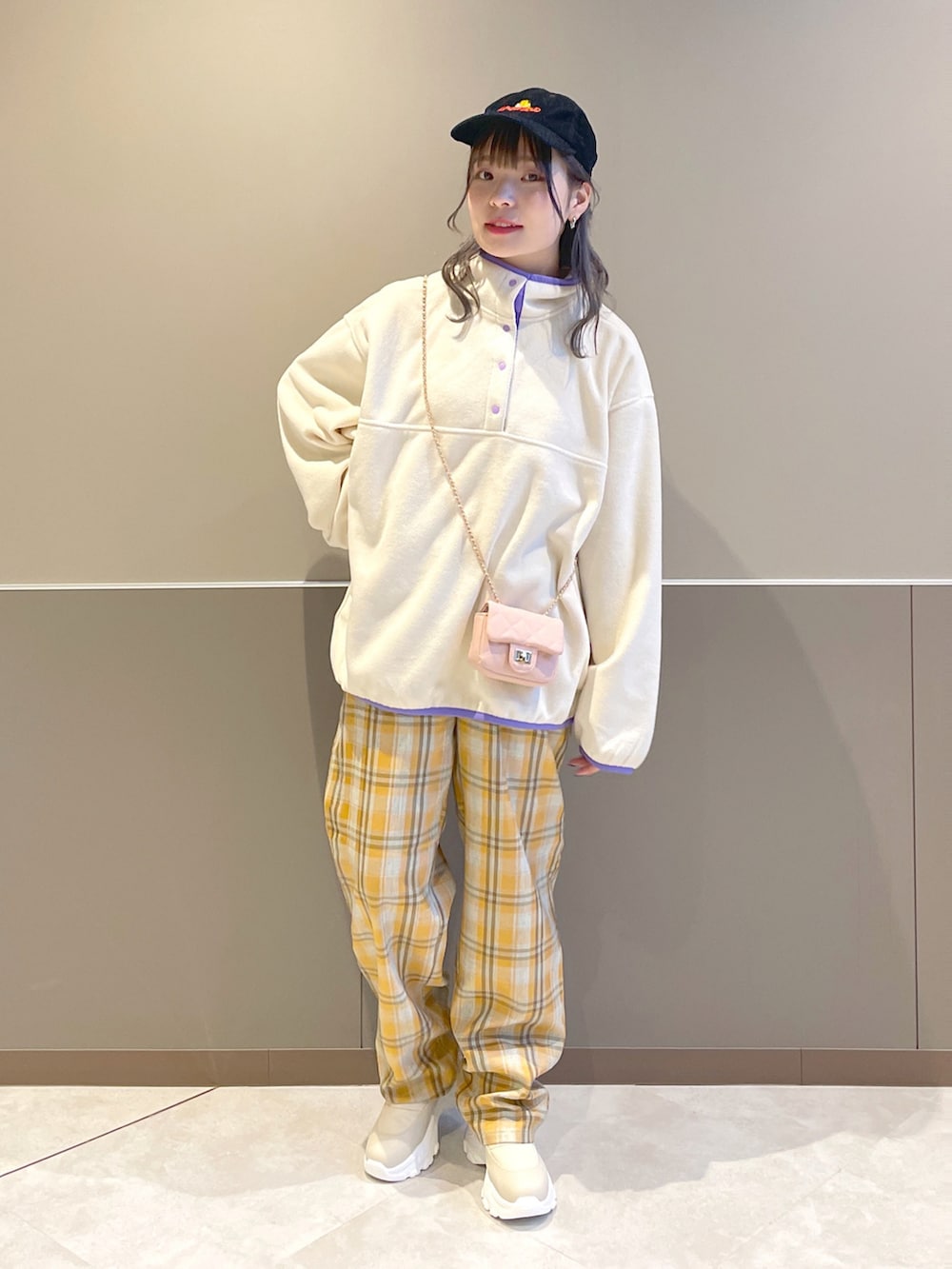 「wcloset、ダブルクローゼット、w closet、秋冬コーデ、大人かわいい、パンツスタイル、秋コーデ、フリース、チェックパンツ、オレンジ、カラーコーデ、カジュアルコーデ、キャップ、オーバーサイズ、骨格ストレート」｜「w closetの★先行予約★フリースハーフスナッププルオーバー【11月中旬入荷】（ジャケット/アウター、ホワイト系）」を使った、Shiho Moriokaさん（レディース・157cm）の秋コーディネートの3枚目の写真