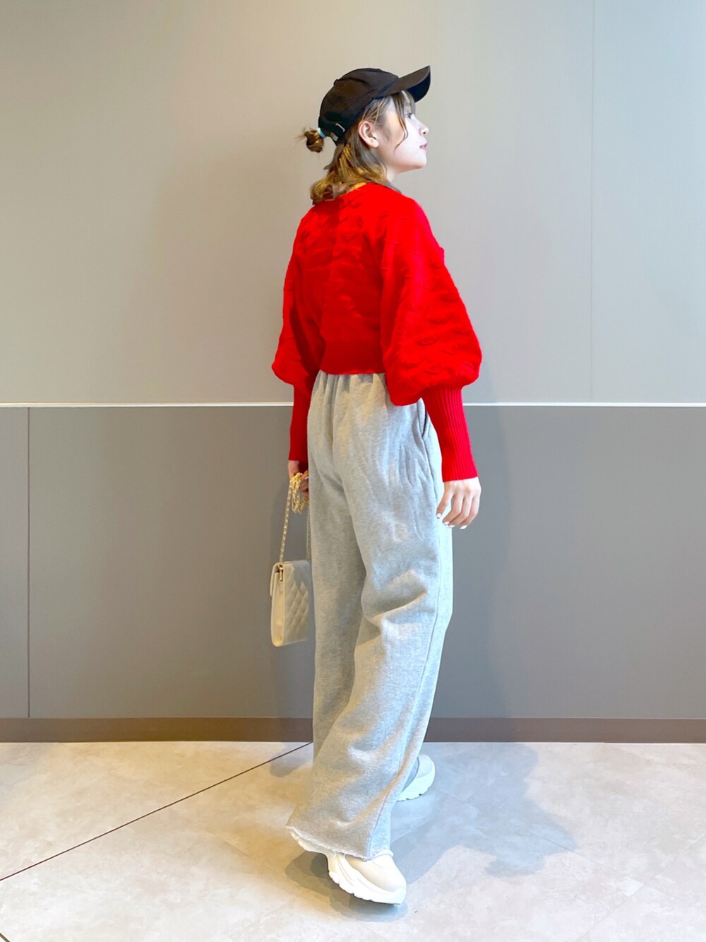 「wcloset、w closet、ダブルクローゼット、秋のコーデ、カジュアル、カジュアルスタイル、ショート丈トップス、ハート、カラーコーデ、スウェットパンツ、スニーカーブーツ、オトナカジュアル、韓国ファッション、韓国コーデ、骨格ストレート」｜「Alley by w closetの【2WAY】【Alley】ハートニットカーディガン（ニット/セーター、レッド系）」を使った、Shiho Moriokaさん（レディース・157cm）の秋コーディネートの3枚目の写真