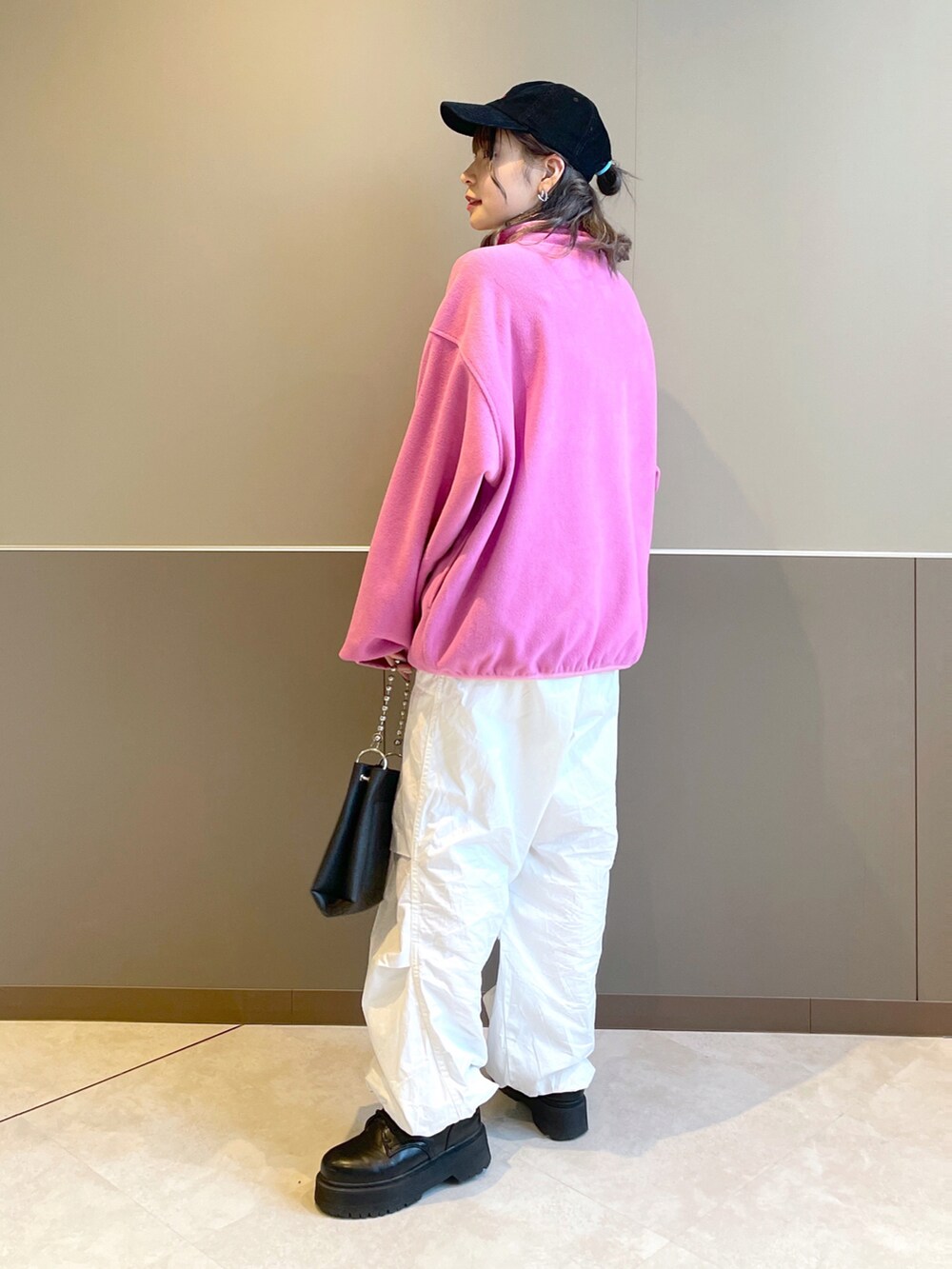 「wcloset、w closet、ダブルクローゼット、秋のコーデ、秋服、カジュアルコーデ、カジュアル、カラーコーデ、フリース、ピンクコーデ、パラシュートパンツ、カーゴパンツ、古着コーデ、オーバーサイズ、骨格ナチュラル」｜「w closetのフリースハーフスナッププルオーバー（その他トップス、ピンク系）」を使った、Shiho Moriokaさん（レディース・157cm）の秋コーディネートの4枚目の写真