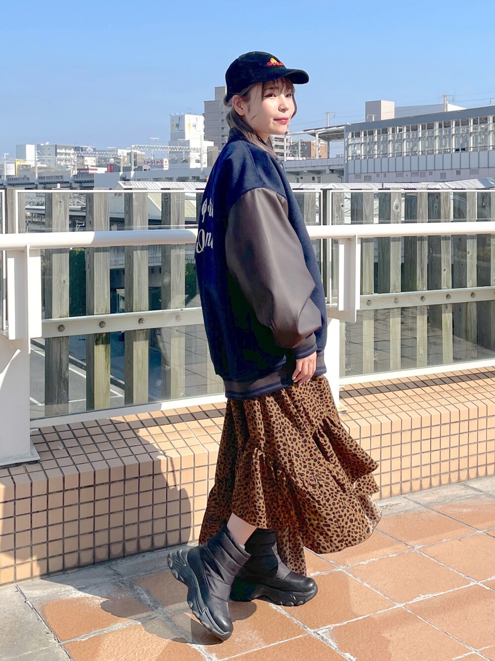 「wcloset、w closet、ダブルクローゼット、スタジャン、カジュアルコーデ、レオパード、キャミワンピ、秋冬コーデ、厚底シューズ、骨格ストレート、ストリート、レイヤードスタイル、着回しコーデ、キャップコーデ」｜「w closetのマーガレットメルトンスタジャン（スタジャン、ブルー系）」を使った、Shiho Moriokaさん（レディース・157cm）の秋コーディネートの3枚目の写真