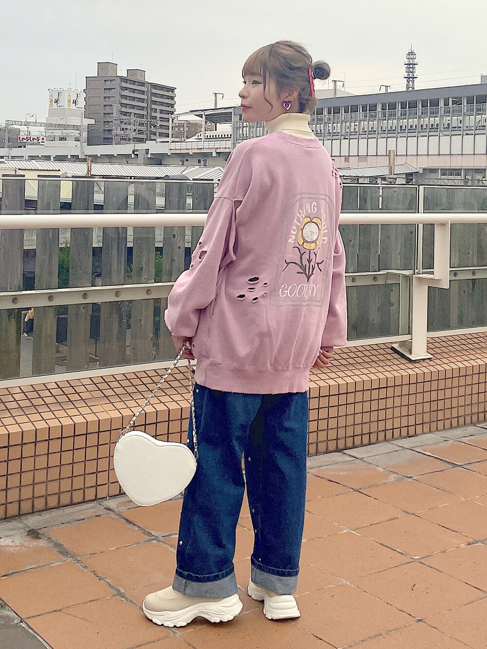 「wcloset、w closet、ダブルクローゼット、冬コーデ、秋冬コーデ、ベスト、N3B、カジュアルコーデ、パンツコーデ、スウェット、カラーコーデ、ピンク、パール、骨格ストレート」｜「Alley by w closetの【マルチウェイ】【Alley】N-3Bブルゾン（ミリタリージャケット、グリーン系）」を使った、Shiho Moriokaさん（レディース・157cm）の冬コーディネートの4枚目の写真