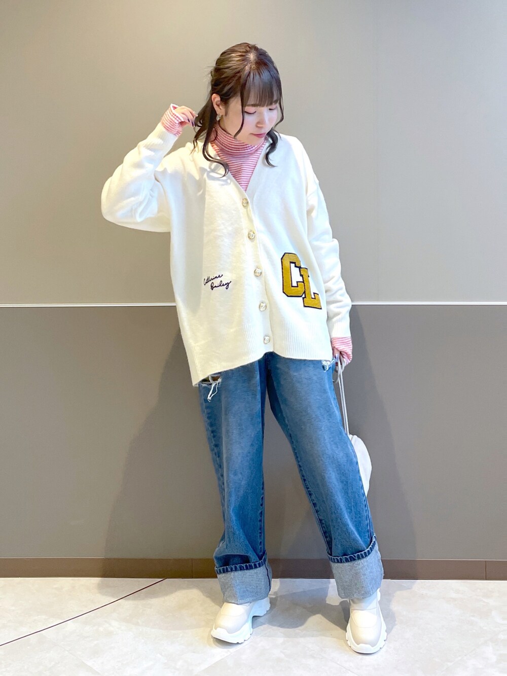 「wcloset、w closet、ダブルクローゼット、秋のコーデ、秋服、カーディガン、レタードカーディガン、ブーツスタイル、パンツコーデ、ダメージデニムパンツ、カラーコーデ、ボーダー、ボーダートップス、ボーダーニット、骨格ストレート」|「w closetの落書き風レタードカーディガン(カーディガン/ボレロ、ホワイト系)」を使った、Shiho Moriokaさん(レディース・157cm)の秋コーディネートの2枚目の写真