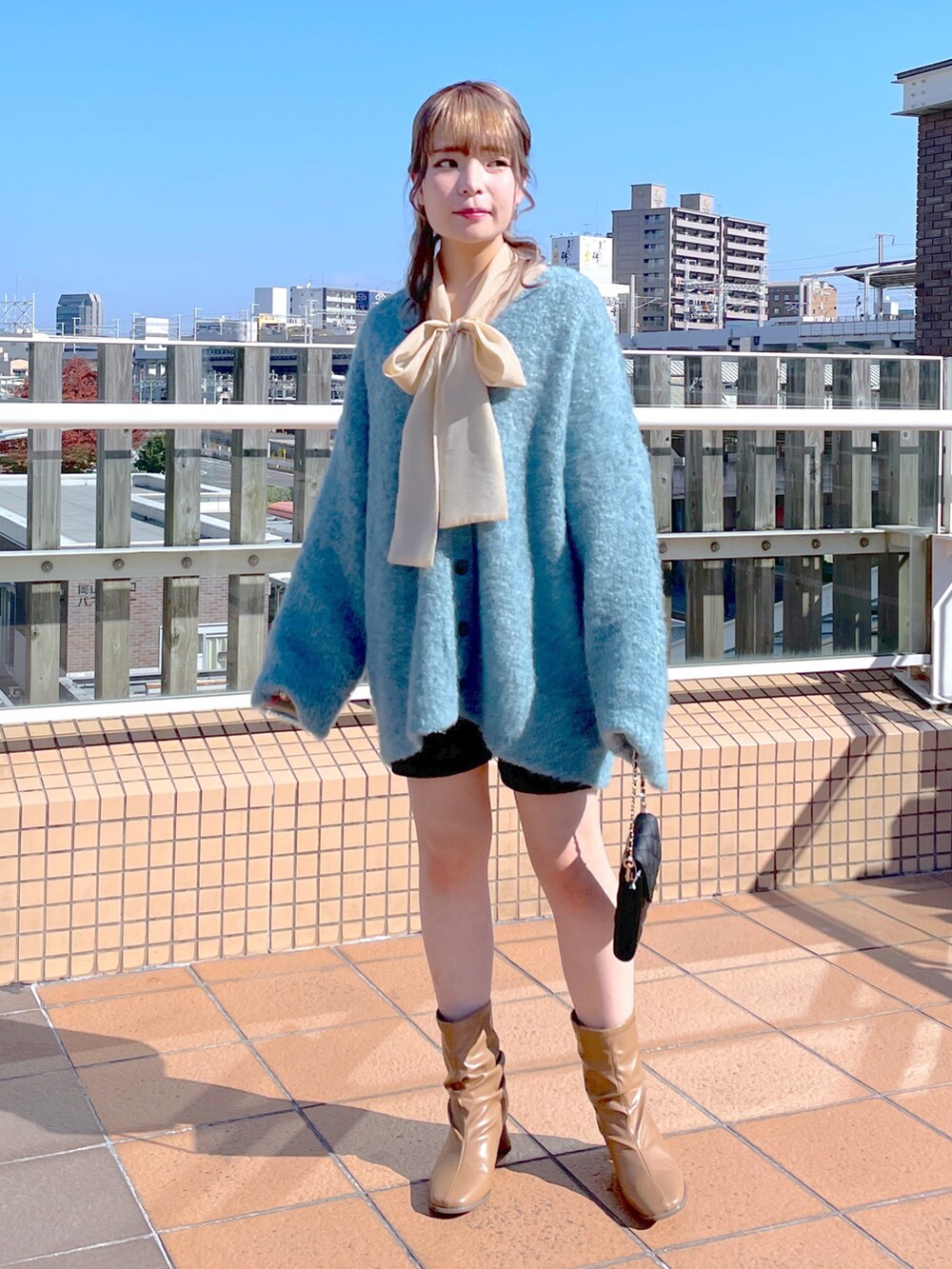 「wcloset、w closet、ダブルクローゼット、秋冬コーデ、大人ファッション、あったかコーデ、ショートパンツ、ショートブーツ、大人かわいい、カーディガン、カラーコーデ、カラーニット、ボウタイブラウス、骨格ストレート、トレンド」｜「w closetの【WEB限定カラーあり】ブークレ起毛ロングカーディガン（カーディガン/ボレロ、ブルー系）」を使った、Shiho Moriokaさん（レディース・157cm）の秋コーディネートの3枚目の写真