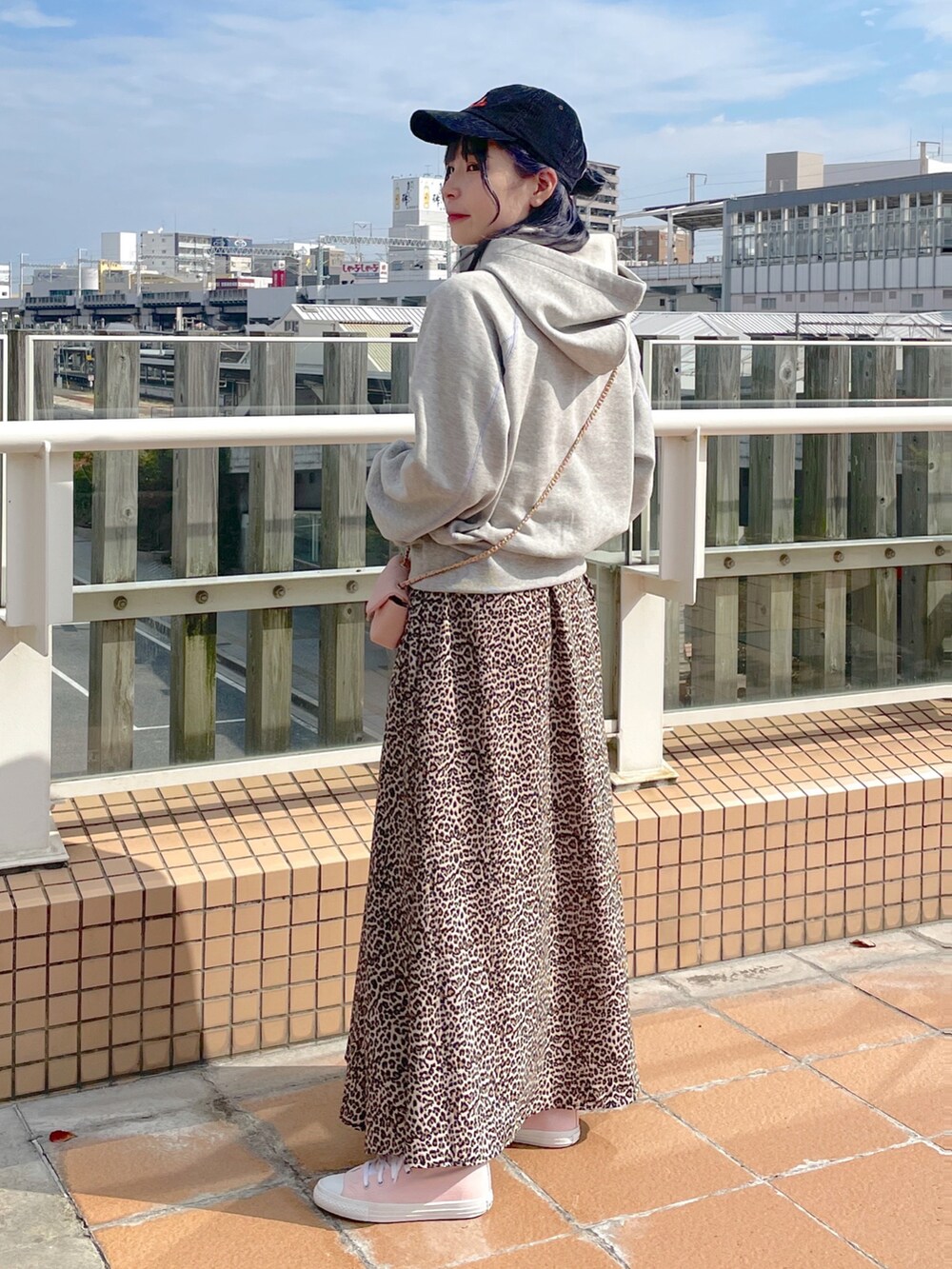 「wcloset、ダブルクローゼット、秋のコーデ、カジュアルコーデ、スウェット、バラクラバ、レオパード、キャミワンピ、レオパード柄、スカートスタイル、ゆるコーデ、韓国ファッション、キャップコーデ、骨格ストレート」|「w closetの【マルチウェイ】フーディバラクラバ&スウェットSET(スウェット、グレー系)」を使った、Shiho Moriokaさん(レディース・157cm)の秋コーディネートの2枚目の写真