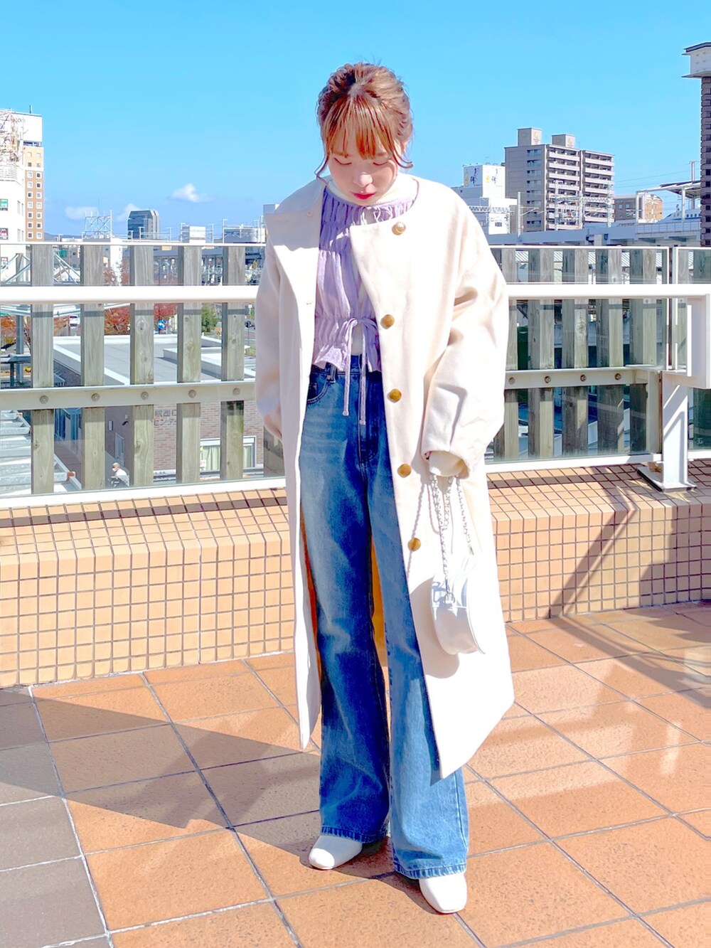 「wcloset、w closet、ダブルクローゼット、秋冬コーデ、冬コーデ、ブーツスタイル、ロングコート、大人カジュアル、ブラウス、ショート丈トップス、フレアデニム、大人コーデ、タートルネック、ノーカラーコート、骨格ストレート」|「w closetの【2WAY】スタンドカラーロングコート(チェスターコート、ホワイト系)」を使った、Shiho Moriokaさん(レディース・157cm)の秋コーディネートの3枚目の写真