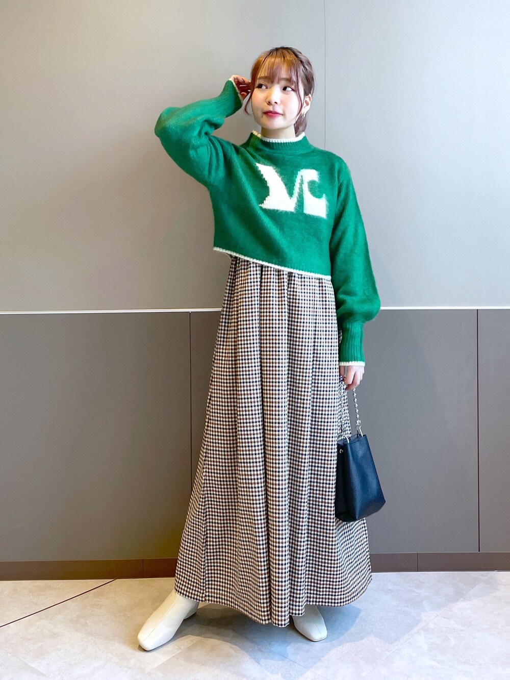 「w closet、wcloset、秋冬コーデ、秋ルック紹介するよ、秋のコーデ、キャミワンピ、カラーニット、ショート丈トップス、グリーンコーデ、カラーコーデ、カジュアルガーリー、ロゴニット、チェック、チェックワンピース、骨格ストレート」|「w closetのフロントロゴモヘアタッチニット(ニット/セーター、グリーン系)」を使った、Shiho Moriokaさん(レディース・157cm)の秋コーディネートの2枚目の写真