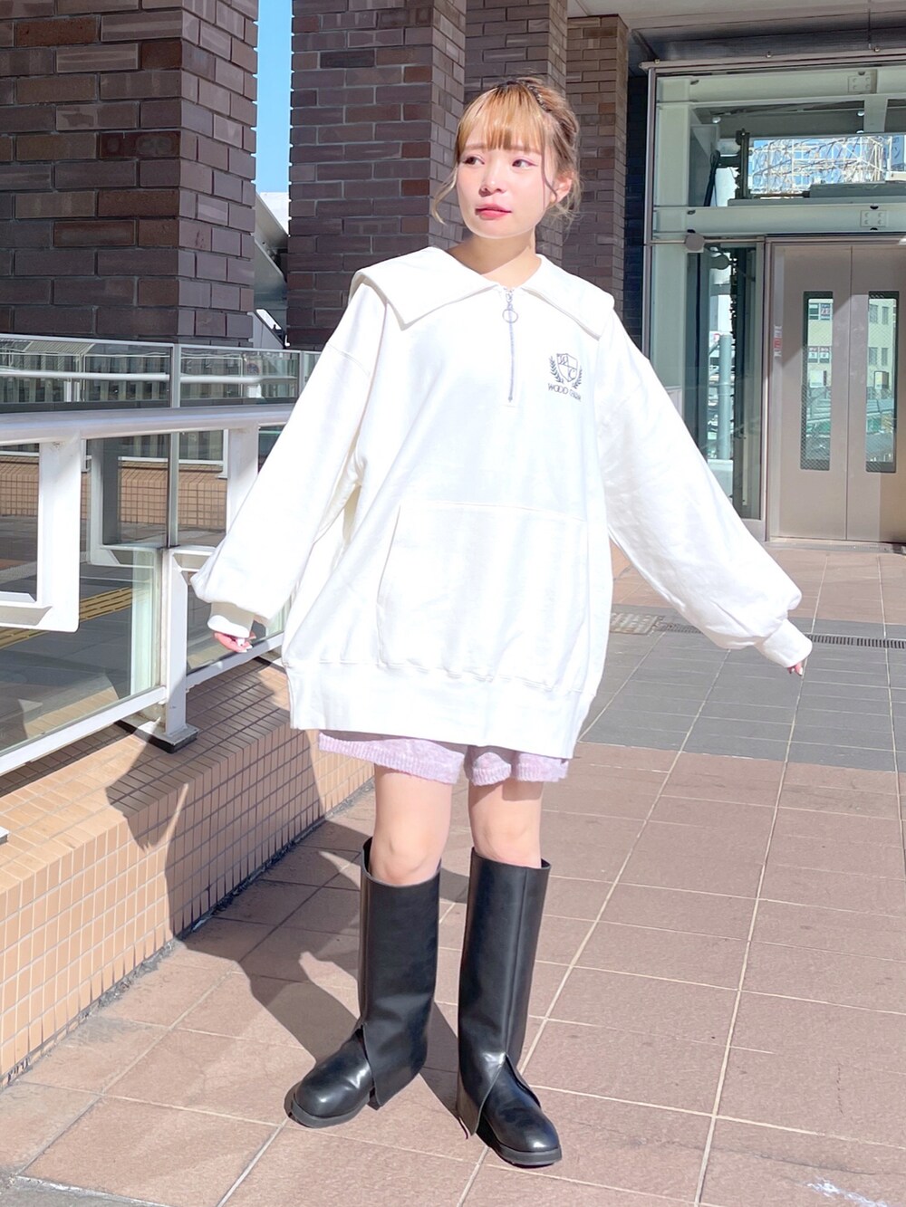 「wcloset、w closet、ダブルクローゼット、カジュアルコーデ、冬コーデ、ブーツスタイル、ダブルジャケット、ハーフジップ、スウェット、ショートパンツ、カラーコーデ、骨格ストレート、ファーバッグ、ロングブーツ、オーバーサイズ」|「w closetの【2WAY】中綿ブルゾン(ダウンジャケット/コート、ブラック系)」を使った、Shiho Moriokaさん(レディース・157cm)の秋コーディネートの4枚目の写真