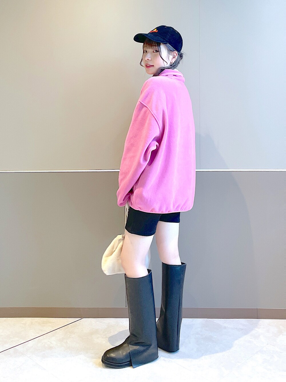 「wcloset、w closet、ダブルクローゼット、秋のコーデ、フリース、ボーダー、ショートパンツ、ロングブーツ、カラーコーデ、キャップコーデ、カジュアルコーデ、ファーバッグ、韓国ファッション、骨格ストレート、ブーツ」|「w closetの★先行予約★フリースハーフスナッププルオーバー【11月中旬入荷】(ジャケット/アウター、ピンク系)」を使った、Shiho Moriokaさん(レディース・157cm)の秋コーディネートの3枚目の写真