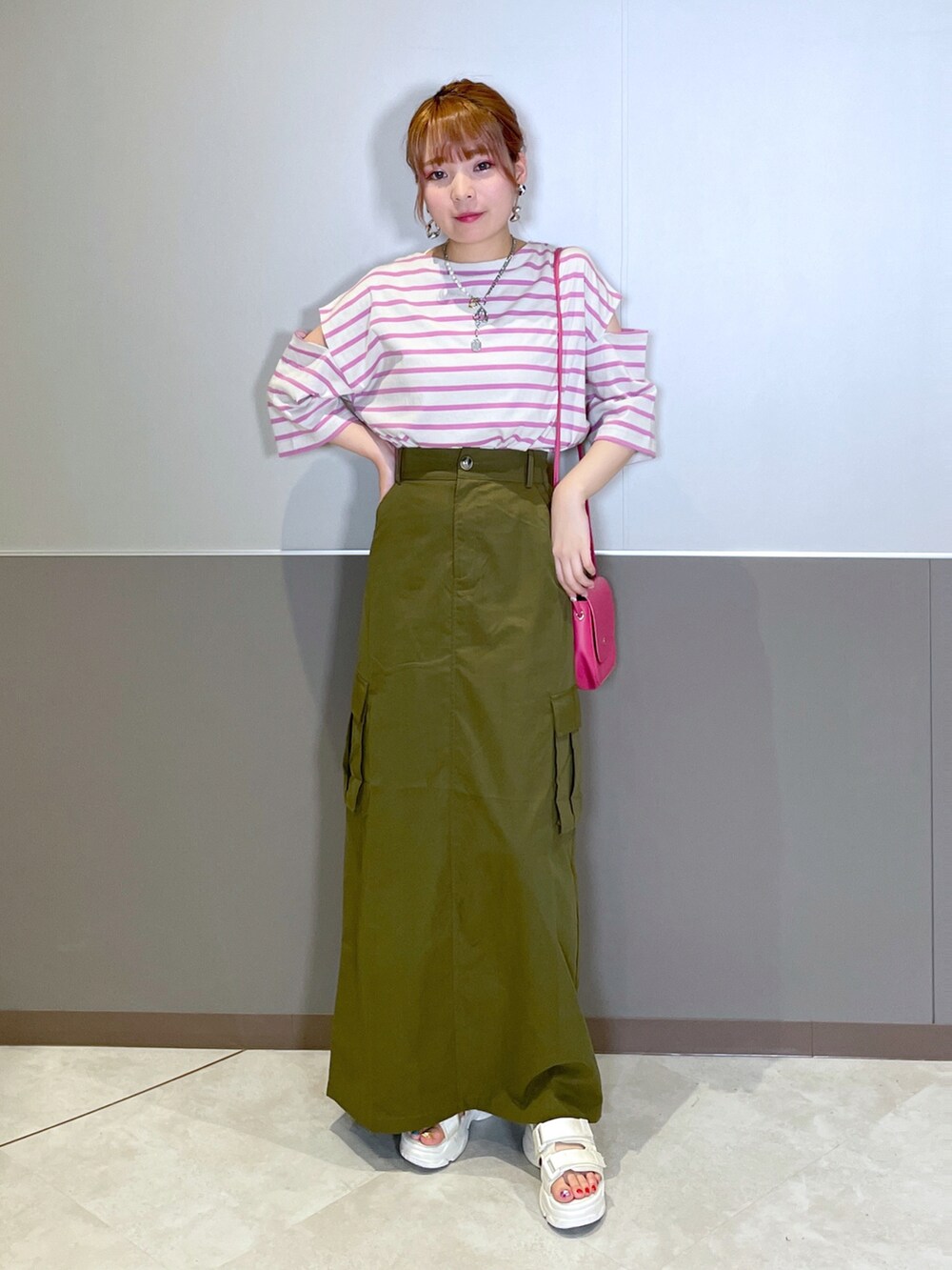 「w closet、wcloset、ダブルクローゼット、alleybywcloset、アリーバイダブルクローゼット、カジュアル、カジュアルコーデ、ボーダー、肩あき、カーゴスカート、シンプルコーデ、夏コーデ、晩夏、骨格ストレート」｜「w closetのボーダーショルダースリットTシャツ（Tシャツ/カットソー、ホワイト系）」を使った、Shiho Moriokaさん（レディース・157cm）の夏コーディネートの2枚目の写真