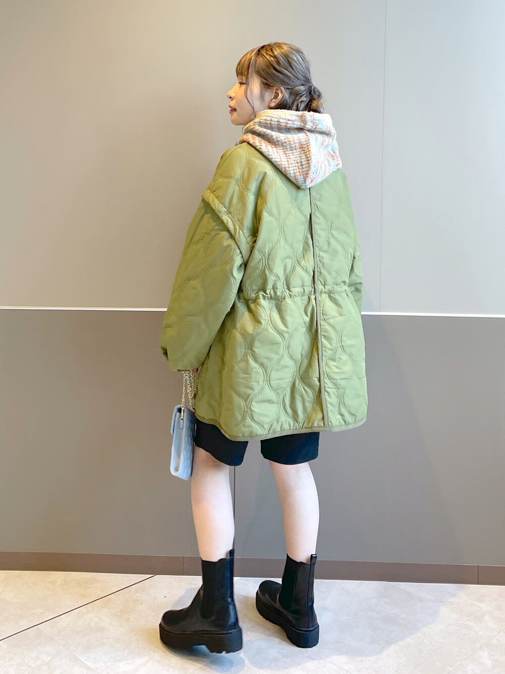 「wcloset、w closet、ダブルクローゼット、冬コーデ、カジュアルコーデ、秋コーデ、ニットコーデ、ミックスニット、キルティング、キルティングジャケット、バラクラバ、ショート丈トップス、ハーフパンツ、サイドゴアブーツ、骨格ストレート」｜「w closetの【マルチウェイ】中綿キルティングVネックジャケット（ミリタリージャケット、グリーン系）」を使った、Shiho Moriokaさん（レディース・157cm）の秋コーディネートの2枚目の写真