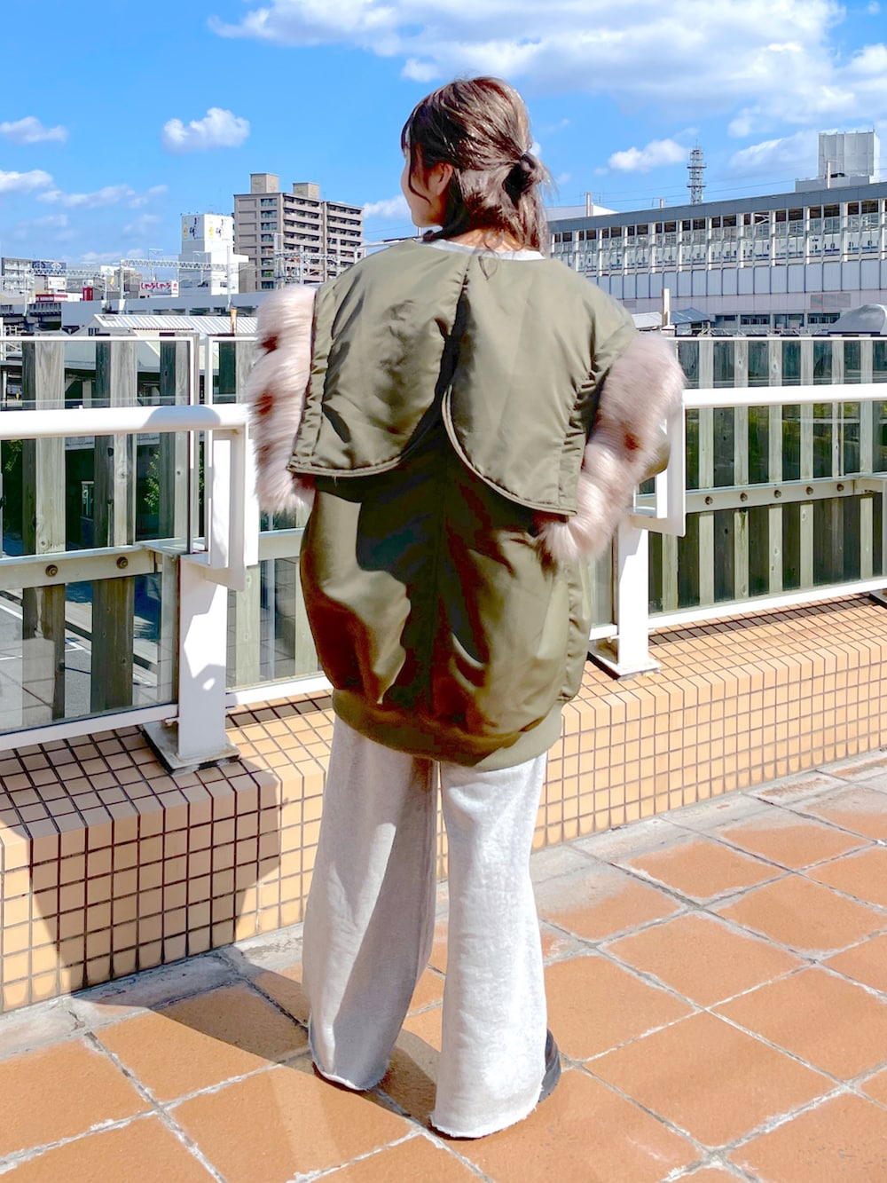 「alleybywcloset、アリーバイダブルクローゼット、wcloset、ダブルクローゼット、w closet、秋冬コーデ、カジュアルコーデ、ストリート、セットアップ、N3B、スウェット、スウェットパンツ、韓国ファッション、韓国コーデ、骨格ストレート」｜「Alley by w closetの【マルチウェイ】【Alley】N-3Bブルゾン（ミリタリージャケット、グリーン系）」を使った、Shiho Moriokaさん（レディース・157cm）の秋コーディネートの4枚目の写真