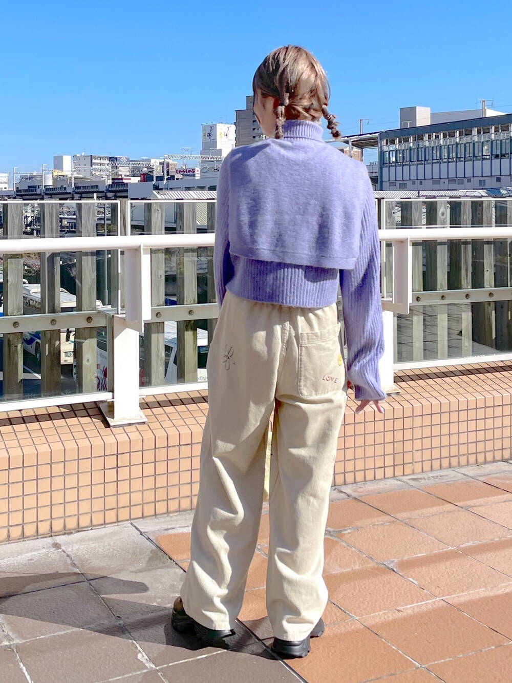 「wcloset、w closet、ダブルクローゼット、冬のコーデ、秋のコーデ、キルティング、キルティングジャケット、レイヤードスタイル、タートルネック、ショート丈トップス、コーデュロイパンツ、カラーコーデ、カジュアル、ビッグシルエット、骨格ストレート」｜「w closetの【マルチウェイ】中綿キルティングVネックジャケット（ミリタリージャケット、ベージュ系）」を使った、Shiho Moriokaさん（レディース・157cm）の秋コーディネートの5枚目の写真