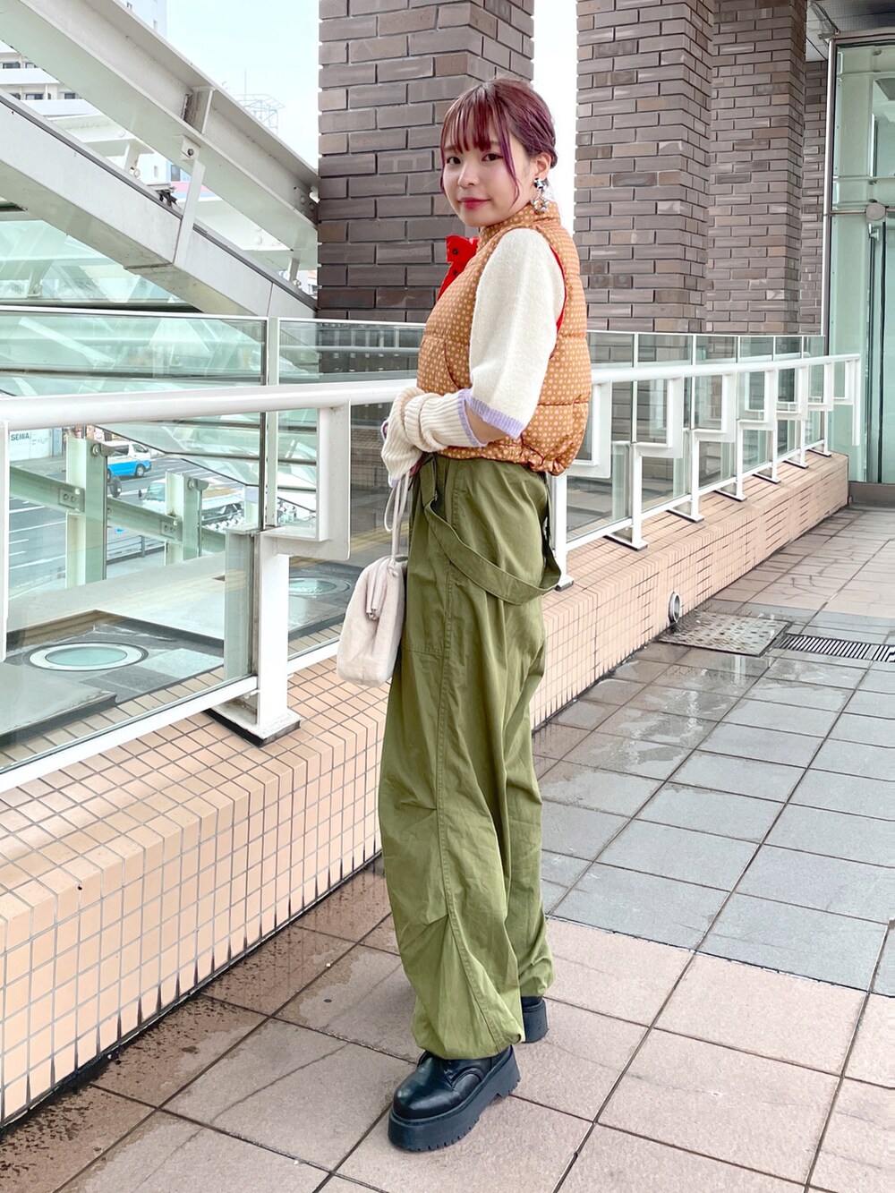「wcloset、w closet、ダブルクローゼット、秋ルック紹介するよ、秋コーデ、秋服準備はじめました、カジュアルスタイル、ショート丈、パラシュートパンツ、カーゴパンツ、カラーコーデ、アームウォーマー、アームカバー、韓国ファッション、骨格ストレート」｜「w closetの【2WAY】リバーシブルフェイクダウンベスト（ダウンベスト、オレンジ系）」を使った、Shiho Moriokaさん（レディース・157cm）の秋コーディネートの2枚目の写真