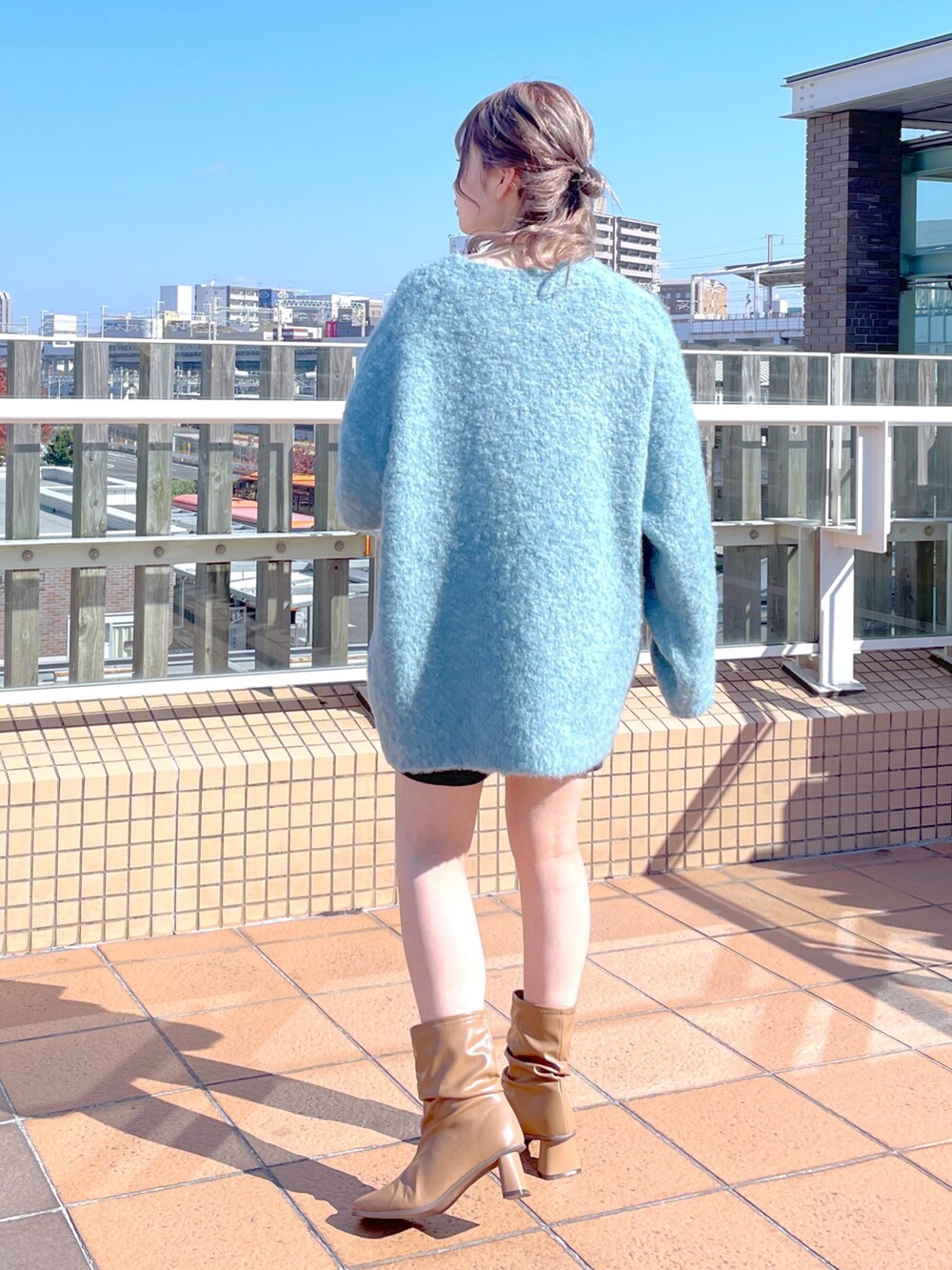 「wcloset、w closet、ダブルクローゼット、秋冬コーデ、大人ファッション、あったかコーデ、ショートパンツ、ショートブーツ、大人かわいい、カーディガン、カラーコーデ、カラーニット、ボウタイブラウス、骨格ストレート、トレンド」｜「w closetの【WEB限定カラーあり】ブークレ起毛ロングカーディガン（カーディガン/ボレロ、ブルー系）」を使った、Shiho Moriokaさん（レディース・157cm）の秋コーディネートの4枚目の写真