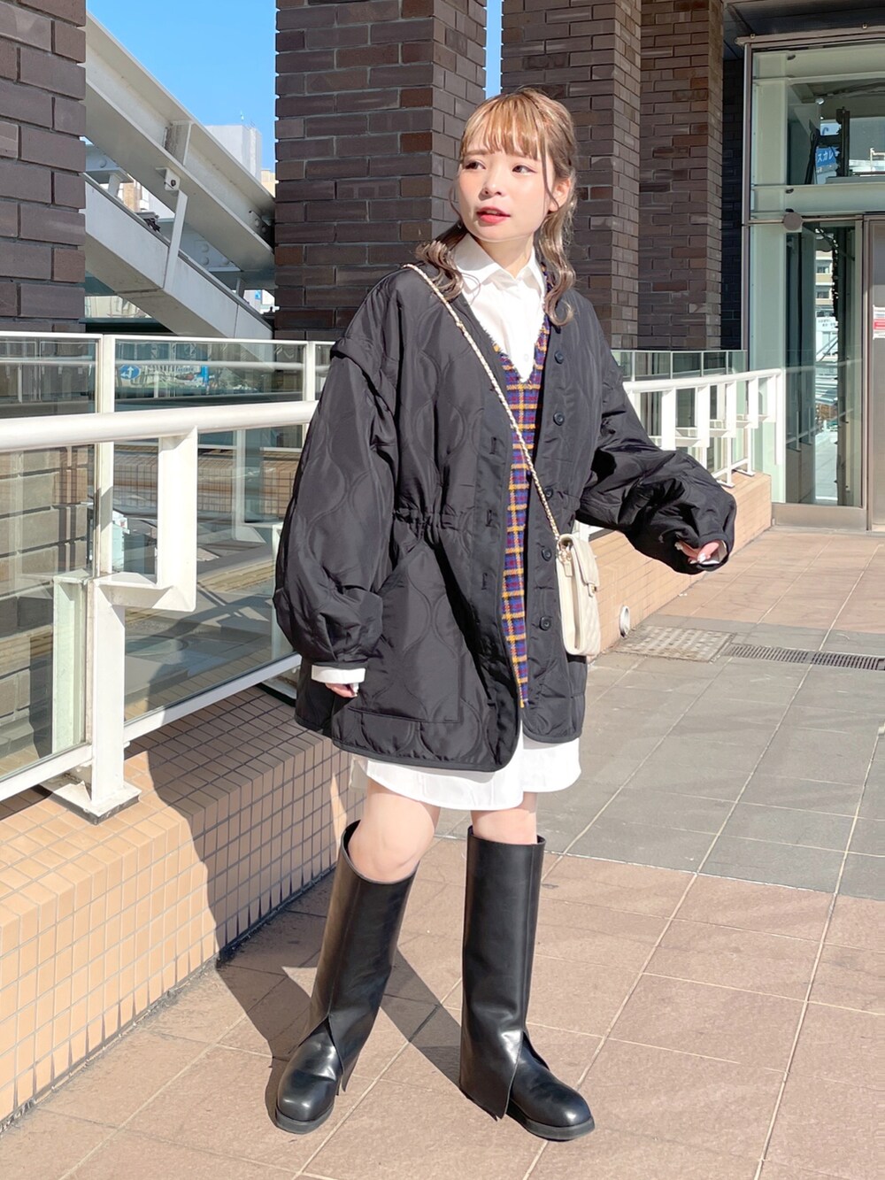 「wcloset、w closet、ダブルクローゼット、秋冬コーデ、冬コーデ、ミニワンピ、シャツワンピ、韓国ファッション、キルティング、キルティングジャケット、ロングブーツ、チェック、ベスト、ベスト×シャツ、骨格ナチュラル」｜「w closetの【マルチウェイ】中綿キルティングVネックジャケット（ミリタリージャケット、ブラック系）」を使った、Shiho Moriokaさん（レディース・157cm）の秋コーディネートの3枚目の写真