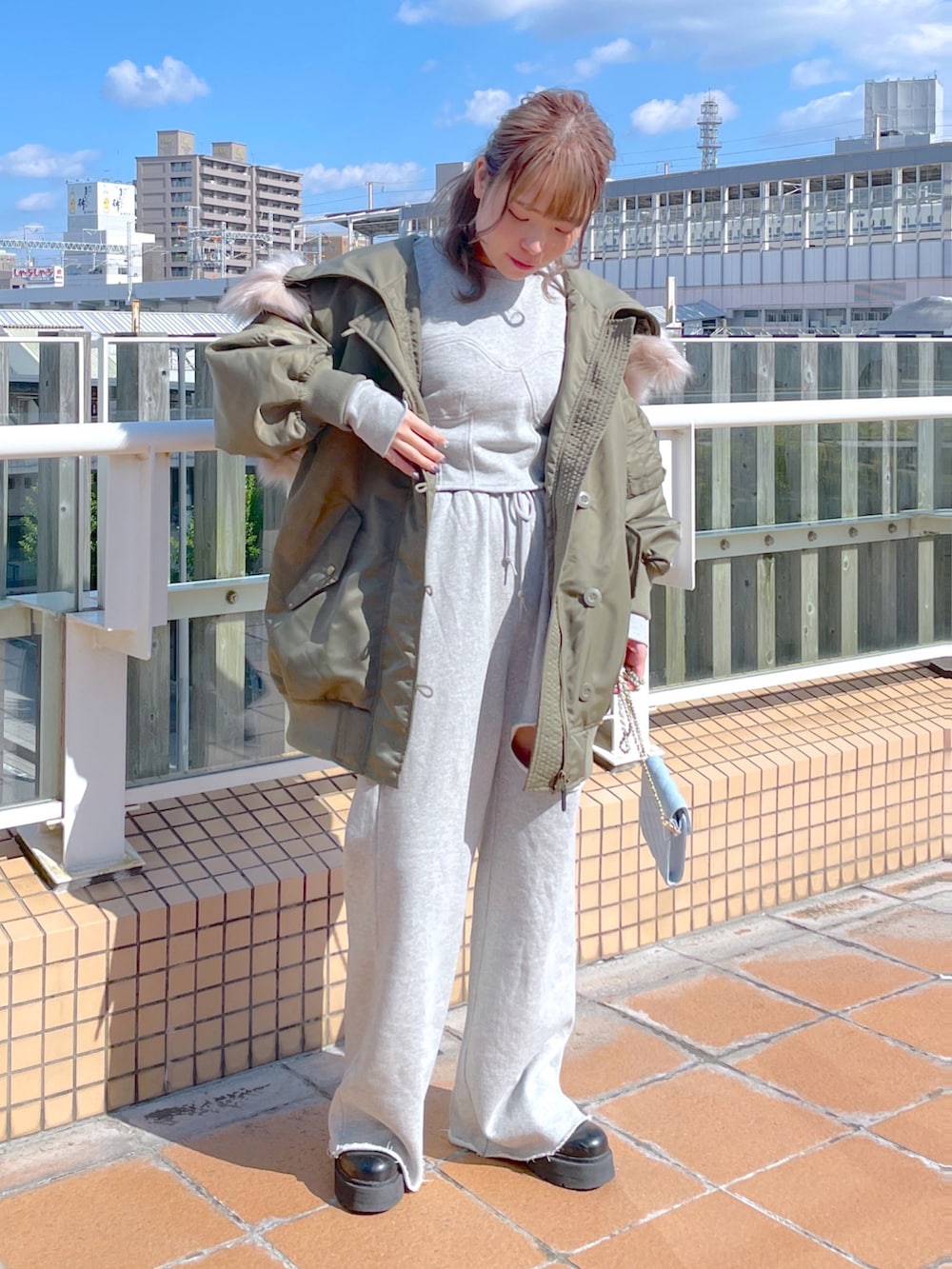「alleybywcloset、アリーバイダブルクローゼット、wcloset、ダブルクローゼット、w closet、秋冬コーデ、カジュアルコーデ、ストリート、セットアップ、N3B、スウェット、スウェットパンツ、韓国ファッション、韓国コーデ、骨格ストレート」｜「Alley by w closetの【マルチウェイ】【Alley】N-3Bブルゾン（ミリタリージャケット、グリーン系）」を使った、Shiho Moriokaさん（レディース・157cm）の秋コーディネートの2枚目の写真