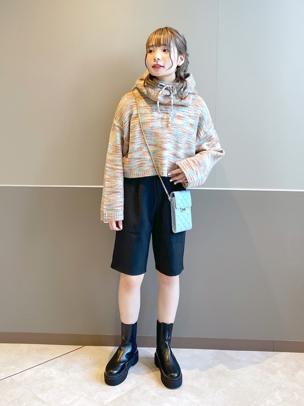 「wcloset、w closet、ダブルクローゼット、冬コーデ、カジュアルコーデ、秋コーデ、ニットコーデ、ミックスニット、キルティング、キルティングジャケット、バラクラバ、ショート丈トップス、ハーフパンツ、サイドゴアブーツ、骨格ストレート」｜「w closetの【マルチウェイ】中綿キルティングVネックジャケット（ミリタリージャケット、グリーン系）」を使った、Shiho Moriokaさん（レディース・157cm）の秋コーディネートの3枚目の写真