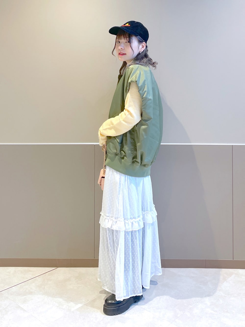 「wcloset、w closet、ダブルクローゼット、カジュアルコーデ、MA-1、ベスト、カジュアルガーリー、甘辛mix、フリルワンピース、ボーダートップス、カラーコーデ、秋コーデ、ニットコーデ、レイヤードスタイル、骨格ストレート」｜「w closetの【2WAY】MA-1（MA-1、グリーン系）」を使った、Shiho Moriokaさん（レディース・157cm）の秋コーディネートの2枚目の写真