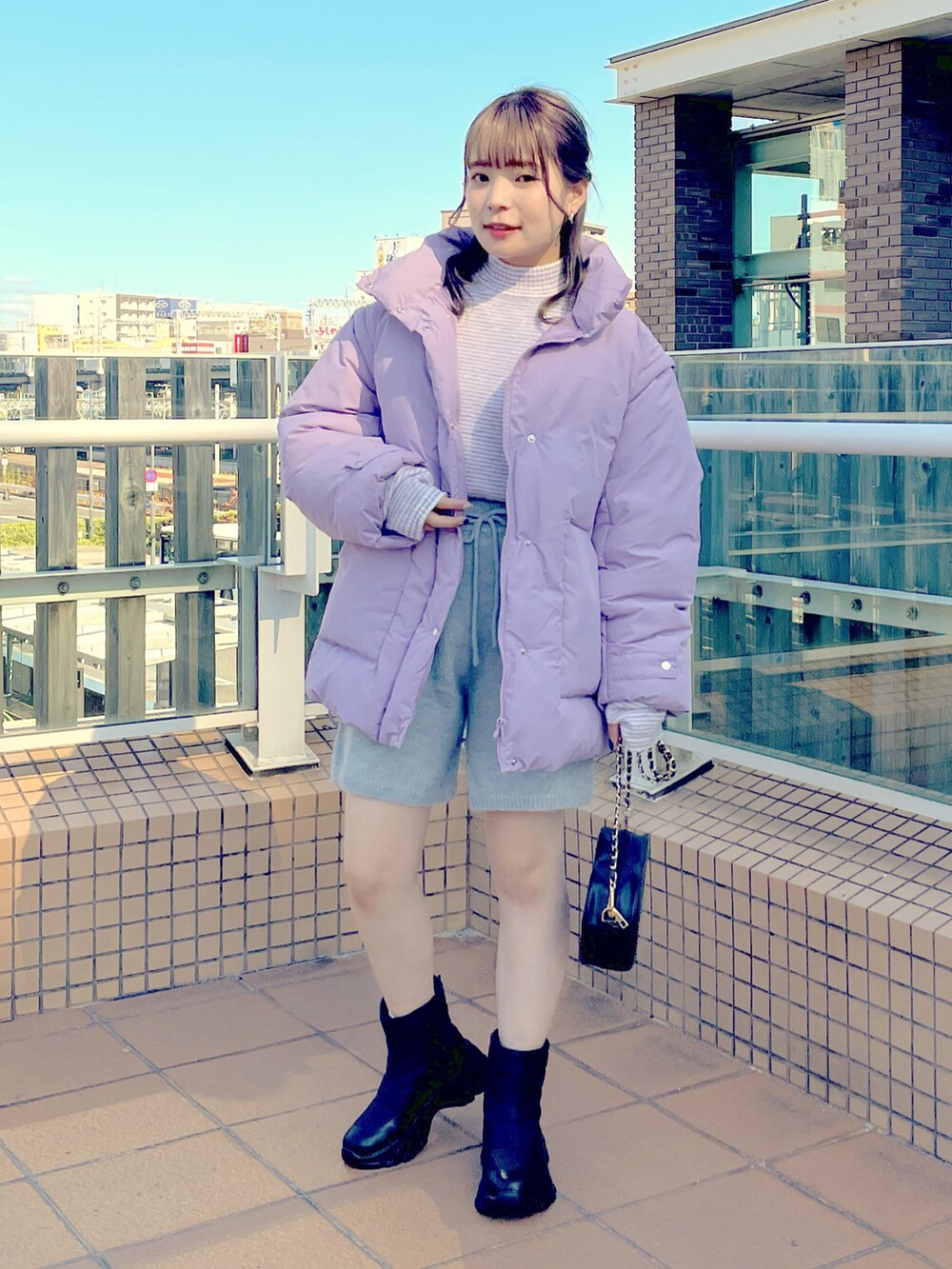 「wcloset、w closet、ダブルクローゼット、冬コーデ、秋服、お出かけコーデ、カジュアルコーデ、カラーコーデ、ダウンベスト、ダウンジャケット、ショートパンツ、ラベンダー、BOAライナー、骨格ストレート」｜「w closetの【2WAY】中綿ブルゾン（ダウンジャケット/コート、パープル系）」を使った、Shiho Moriokaさん（レディース・157cm）の秋コーディネートの3枚目の写真