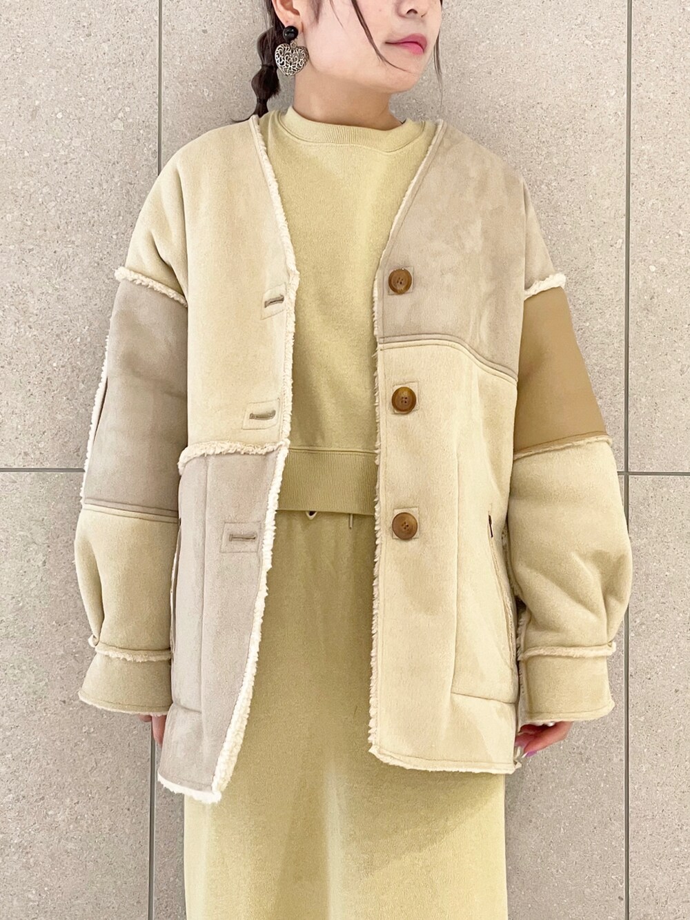 「wcloset、ダブルクローゼット、ボア、ボアジャケット、リバーシブル、スウェット、ショート丈トップス、ショート丈、スカート、スウェットスカート、セットアップ、ブーツ」｜「w closetのエコスエードムートンパッチワークジャケット（ムートンコート、ベージュ系）」を使った、Shiho Moriokaさん（レディース・157cm）の秋コーディネートの3枚目の写真