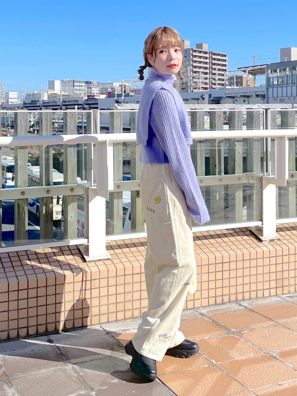 「wcloset、w closet、ダブルクローゼット、冬のコーデ、秋のコーデ、キルティング、キルティングジャケット、レイヤードスタイル、タートルネック、ショート丈トップス、コーデュロイパンツ、カラーコーデ、カジュアル、ビッグシルエット、骨格ストレート」｜「w closetの【マルチウェイ】中綿キルティングVネックジャケット（ミリタリージャケット、ベージュ系）」を使った、Shiho Moriokaさん（レディース・157cm）の秋コーディネートの4枚目の写真