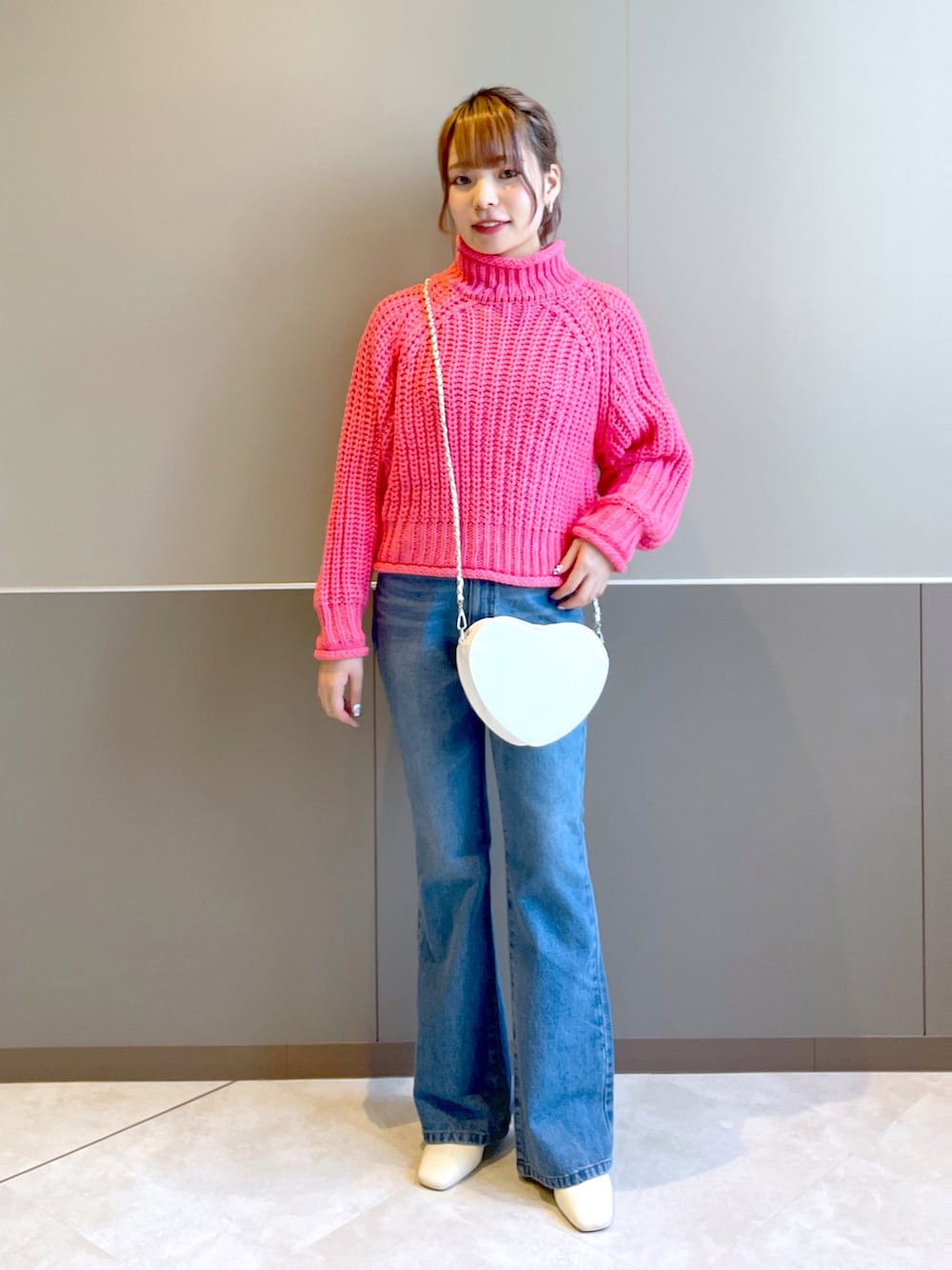 「wcloset、w closet、ダブルクローゼット、シンプルスタイル、カラーコーデ、パンツスタイル、カジュアルコーデ、オトナカジュアル、秋のコーデ、大人かわいい、秋服準備はじめました、カラーニット、フレアデニム、ピンク、骨格ストレート」｜「Alley by w closetの【Alley】オフタートルニットプルオーバー（ニット/セーター、ピンク系）」を使った、Shiho Moriokaさん（レディース・157cm）の秋コーディネートの2枚目の写真
