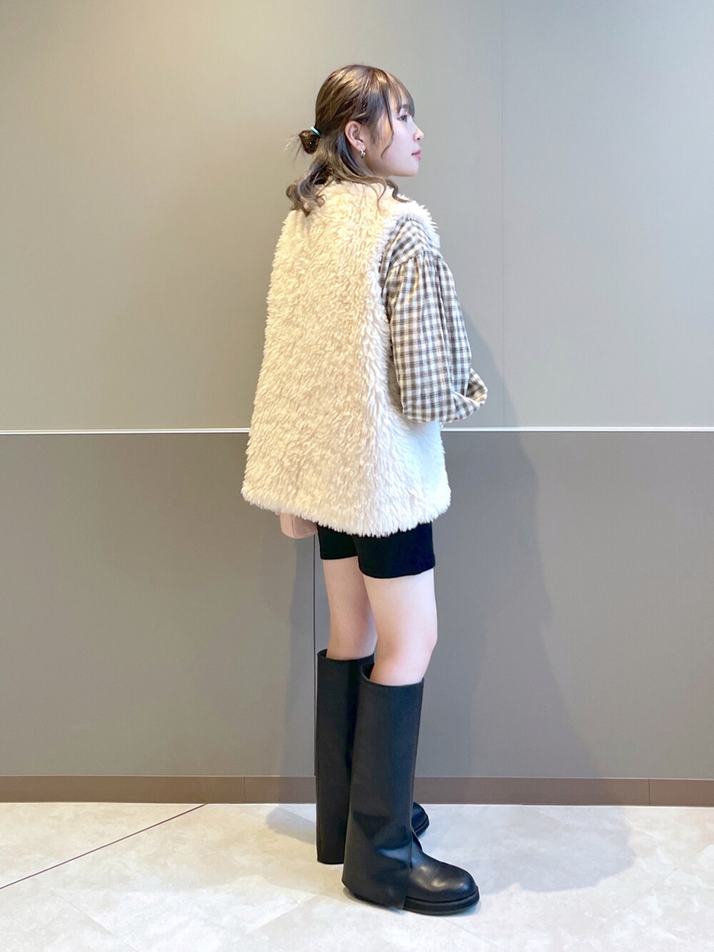「wcloset、w closet、ダブルクローゼット、ファーベスト、ボウタイブラウス、チェック、冬コーデ、秋コーデ、ベージュコーデ、ロングブーツ、ショートパンツスタイル、ガーリー、大人かわいい、フレンチガーリー、骨格ストレート」｜「w closetのボリュームフェイクファーベスト（ベスト、ベージュ系）」を使った、Shiho Moriokaさん（レディース・157cm）の秋コーディネートの4枚目の写真