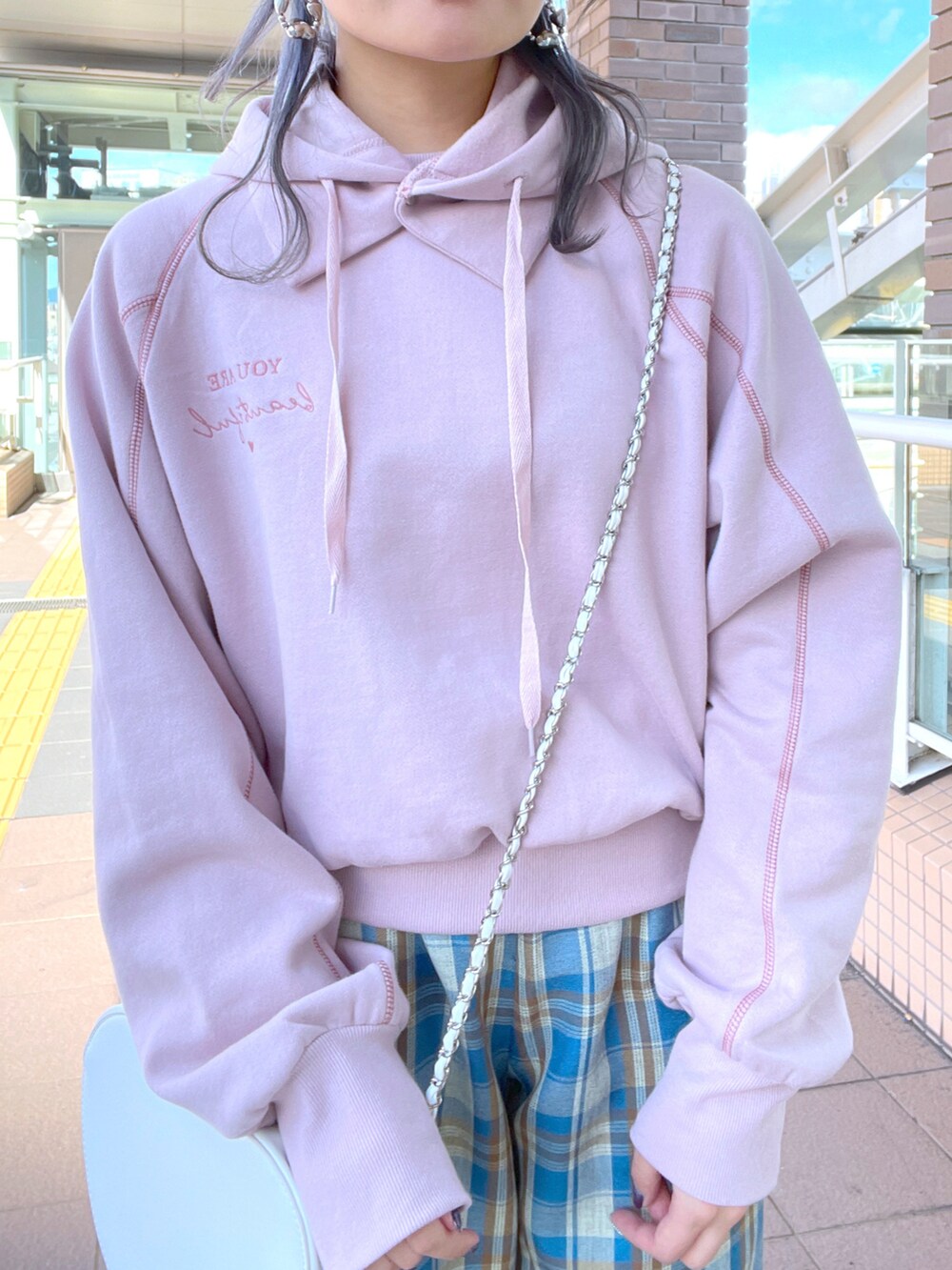 「wcloset、w closet、ダブルクローゼット、秋のコーデ、カジュアルコーデ、秋、ラクチンコーデ、カラーコーデ、カラー×コーデ、スウェット、バラクラバ、チェックパンツ、ピンクコーデ、ブルーコーデ、骨格ストレート」｜「w closetの【マルチウェイ】フーディバラクラバ＆スウェットSET（スウェット、ピンク系）」を使った、Shiho Moriokaさん（レディース・157cm）の秋コーディネートの4枚目の写真