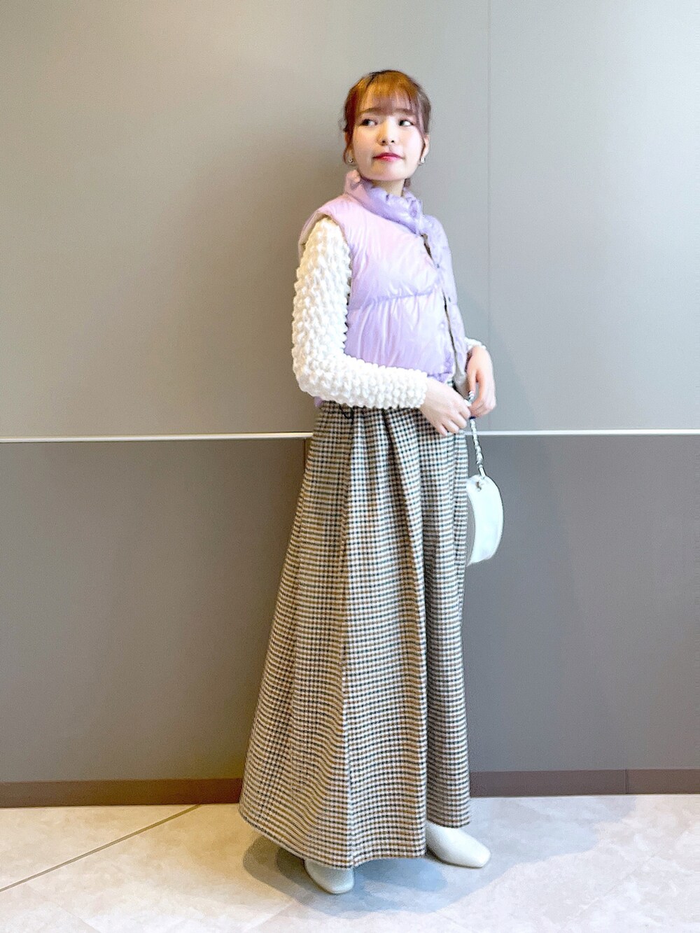 「wcloset、w closet、ダブルクローゼット、ダウンベスト、ショート丈、ポップコーントップス、キャミワンピ、チェック、チェックワンピース、カラーコーデ、リバーシブル、カジュアルガーリー、ストレッチブーツ、ハートバッグ、骨格ストレート」｜「w closetの★先行予約★【リバーシブル】フェイクダウンベスト【8月下旬入荷】（ジャケット/アウター、パープル系）」を使った、Shiho Moriokaさん（レディース・157cm）の秋コーディネートの2枚目の写真