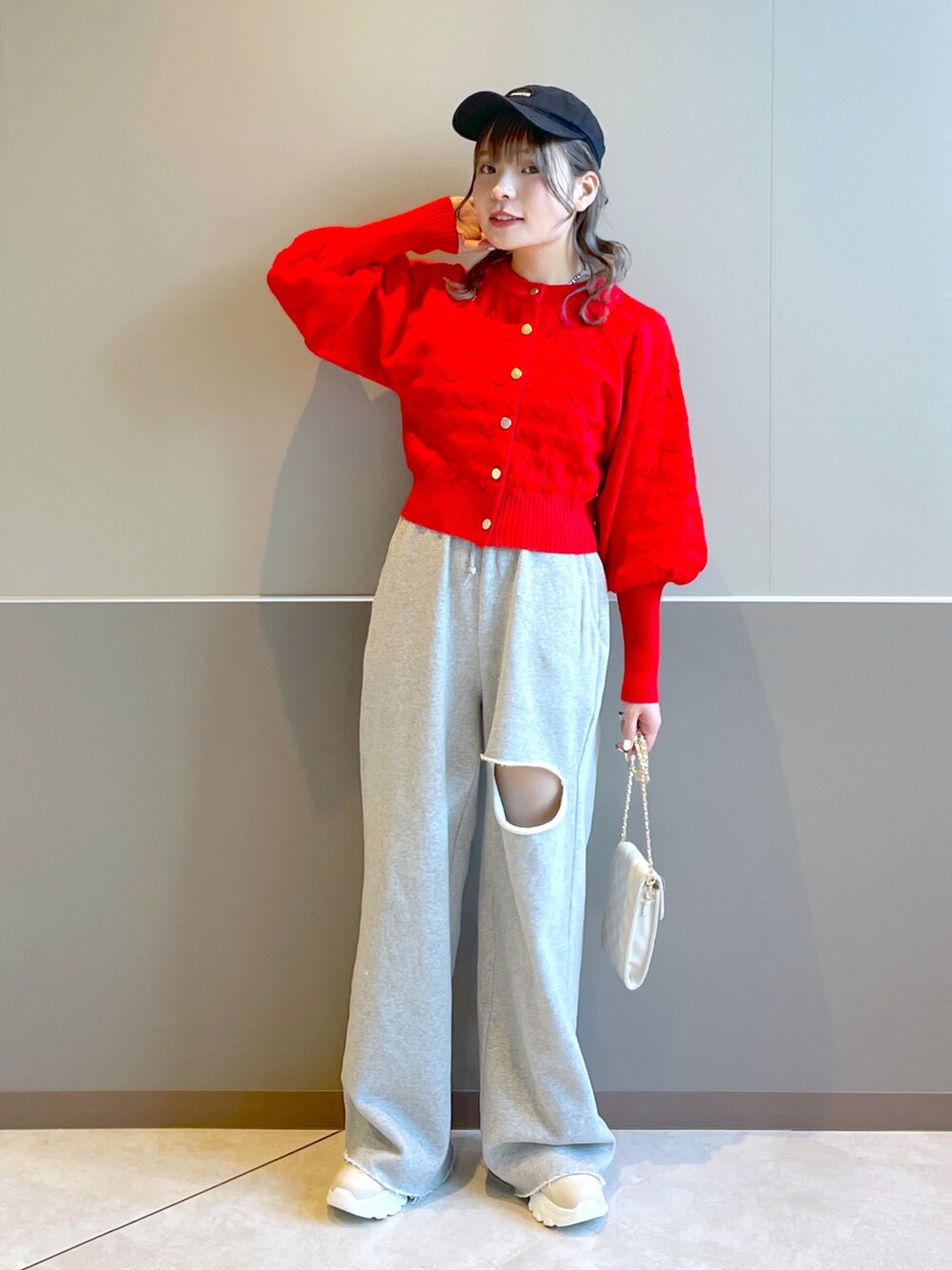 「wcloset、w closet、ダブルクローゼット、秋のコーデ、カジュアル、カジュアルスタイル、ショート丈トップス、ハート、カラーコーデ、スウェットパンツ、スニーカーブーツ、オトナカジュアル、韓国ファッション、韓国コーデ、骨格ストレート」｜「Alley by w closetの【2WAY】【Alley】ハートニットカーディガン（ニット/セーター、レッド系）」を使った、Shiho Moriokaさん（レディース・157cm）の秋コーディネートの2枚目の写真