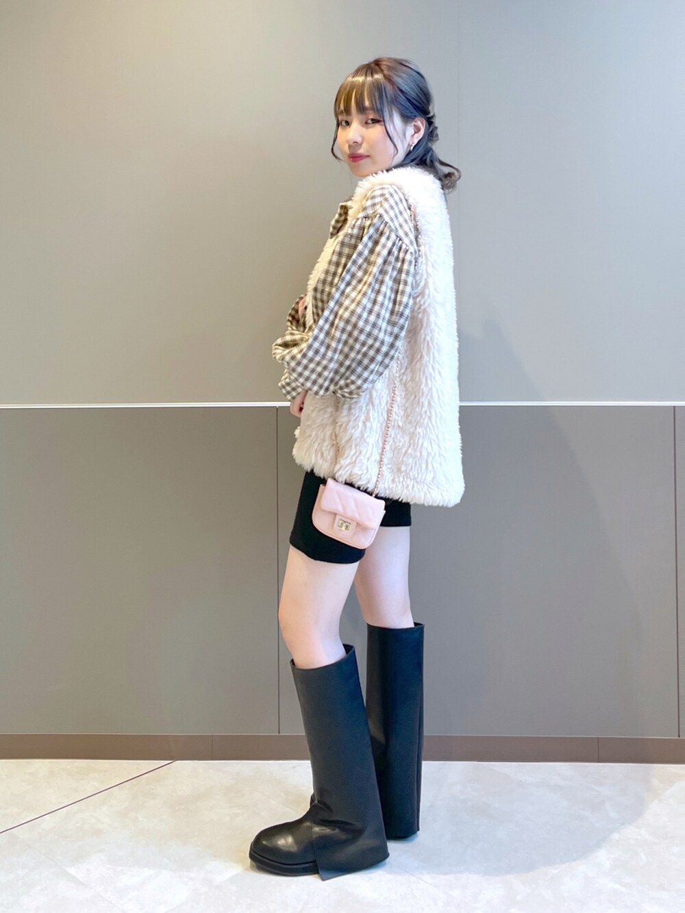 「wcloset、w closet、ダブルクローゼット、ファーベスト、ボウタイブラウス、チェック、冬コーデ、秋コーデ、ベージュコーデ、ロングブーツ、ショートパンツスタイル、ガーリー、大人かわいい、フレンチガーリー、骨格ストレート」｜「w closetのボリュームフェイクファーベスト（ベスト、ベージュ系）」を使った、Shiho Moriokaさん（レディース・157cm）の秋コーディネートの3枚目の写真
