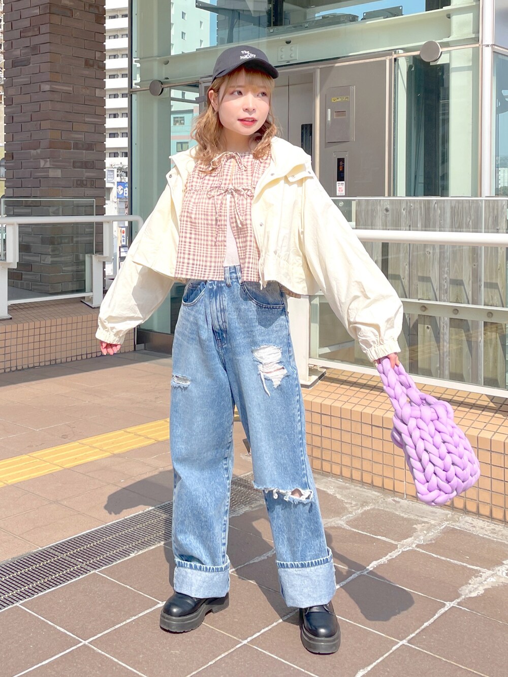 「wcloset、w closet、ダブルクローゼット、春、春コーデ、春アウター、マウンテンパーカー、ナイロンジャケット、ショート丈、２ＷＡＹ、カジュアルガーリー、ブラウス、ダメージデニムパンツ、カラーコーデ、骨格ストレート」｜「w closetの【マルチウェイ】ナイロンマウンテンパーカー（マウンテンパーカー、ホワイト系）」を使った、Shiho Moriokaさん（レディース・157cm）の春コーディネートの3枚目の写真