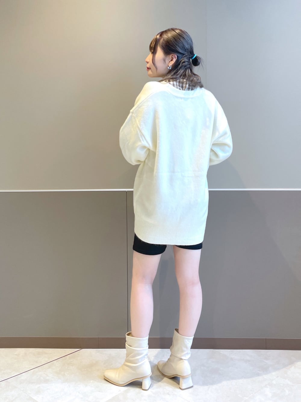 「wcloset、w closet、ダブルクローゼット、きれいめカジュアル、プレッピー、ショートパンツ、カーディガン、レタードカーディガン、ボウタイブラウス、チェック柄、チェックブラウス、ブーツ、ショートブーツ、韓国ファッション、骨格ストレート」｜「w closetの【2WAY】ボウタイ付きブラウス（シャツ/ブラウス、その他）」を使った、Shiho Moriokaさん（レディース・157cm）の秋コーディネートの4枚目の写真