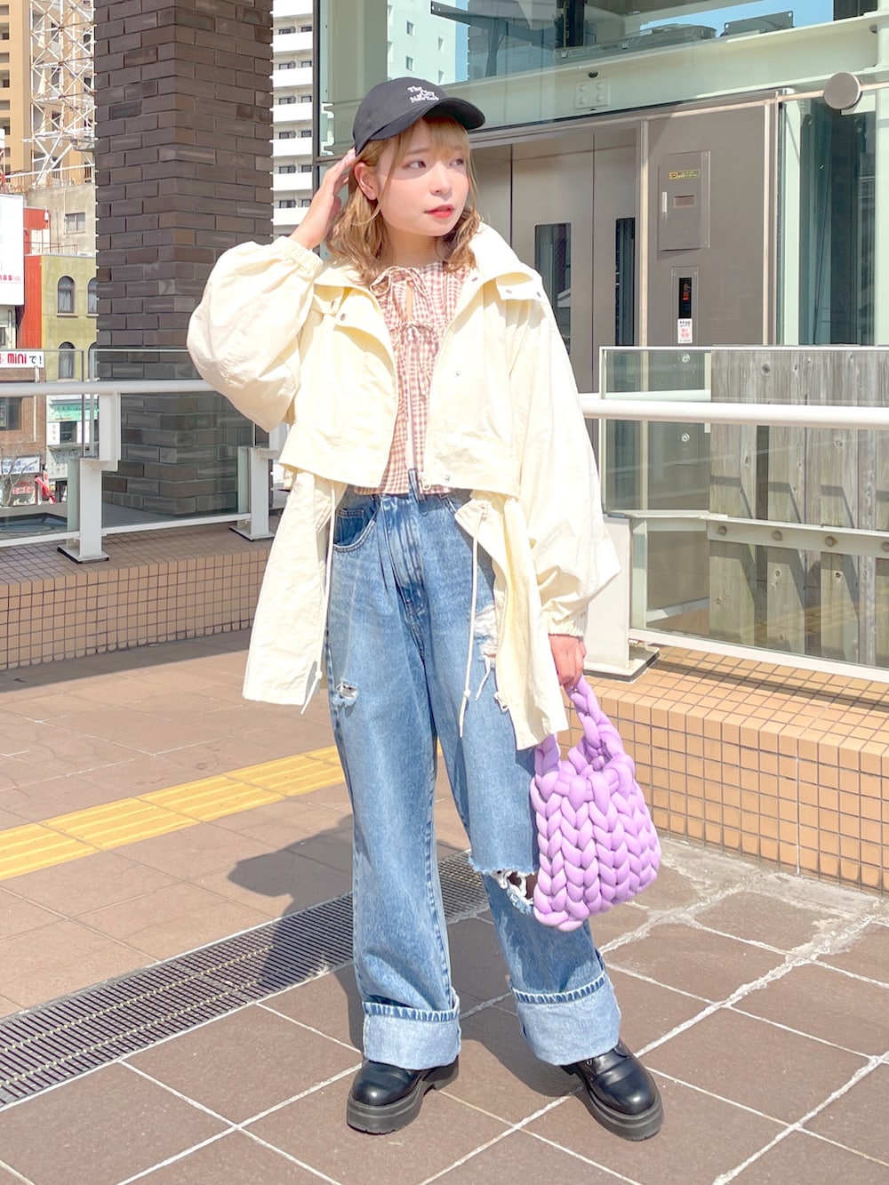 「wcloset、w closet、ダブルクローゼット、春、春コーデ、春アウター、マウンテンパーカー、ナイロンジャケット、ショート丈、２ＷＡＹ、カジュアルガーリー、ブラウス、ダメージデニムパンツ、カラーコーデ、骨格ストレート」｜「w closetの【マルチウェイ】ナイロンマウンテンパーカー（マウンテンパーカー、ホワイト系）」を使った、Shiho Moriokaさん（レディース・157cm）の春コーディネートの2枚目の写真