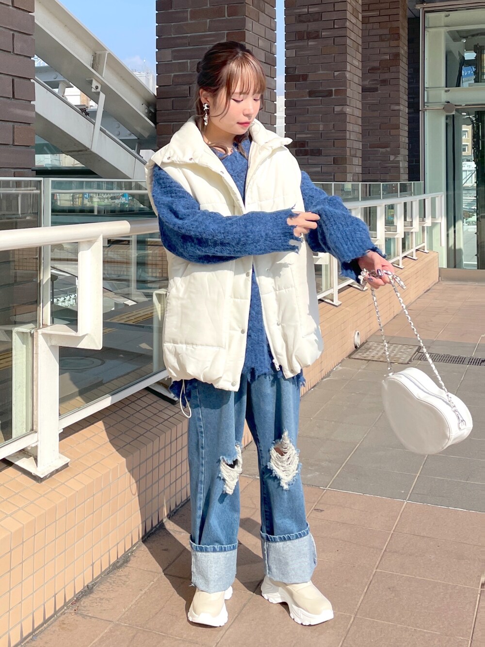 「wcloset、w closet、ダブルクローゼット、秋冬コーデ、オトナカジュアル、パンツスタイル、秋コーデ、ダウンベスト、カラーコーデ、デニム、ダメージデニムパンツ、パンツコーデ、スニーカーブーツ、骨格ストレート」｜「w closetの中綿ベスト（ダウンベスト、ホワイト系）」を使った、Shiho Moriokaさん（レディース・157cm）の秋コーディネートの2枚目の写真