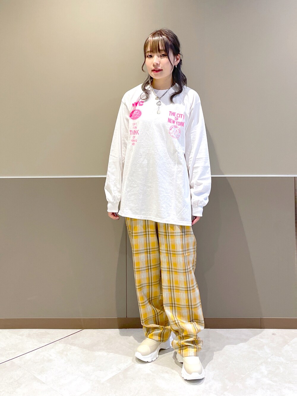 「wcloset、w closet、ダブルクローゼット、秋のコーデ、秋服、カジュアルコーデ、カラーコーデ、MA-1、ベスト、ロンT、ロゴT、チェックパンツ、カラーパンツ、スニーカーブーツ、骨格ストレート」｜「w closetの【2WAY】MA-1（MA-1、グリーン系）」を使った、Shiho Moriokaさん（レディース・157cm）の秋コーディネートの3枚目の写真