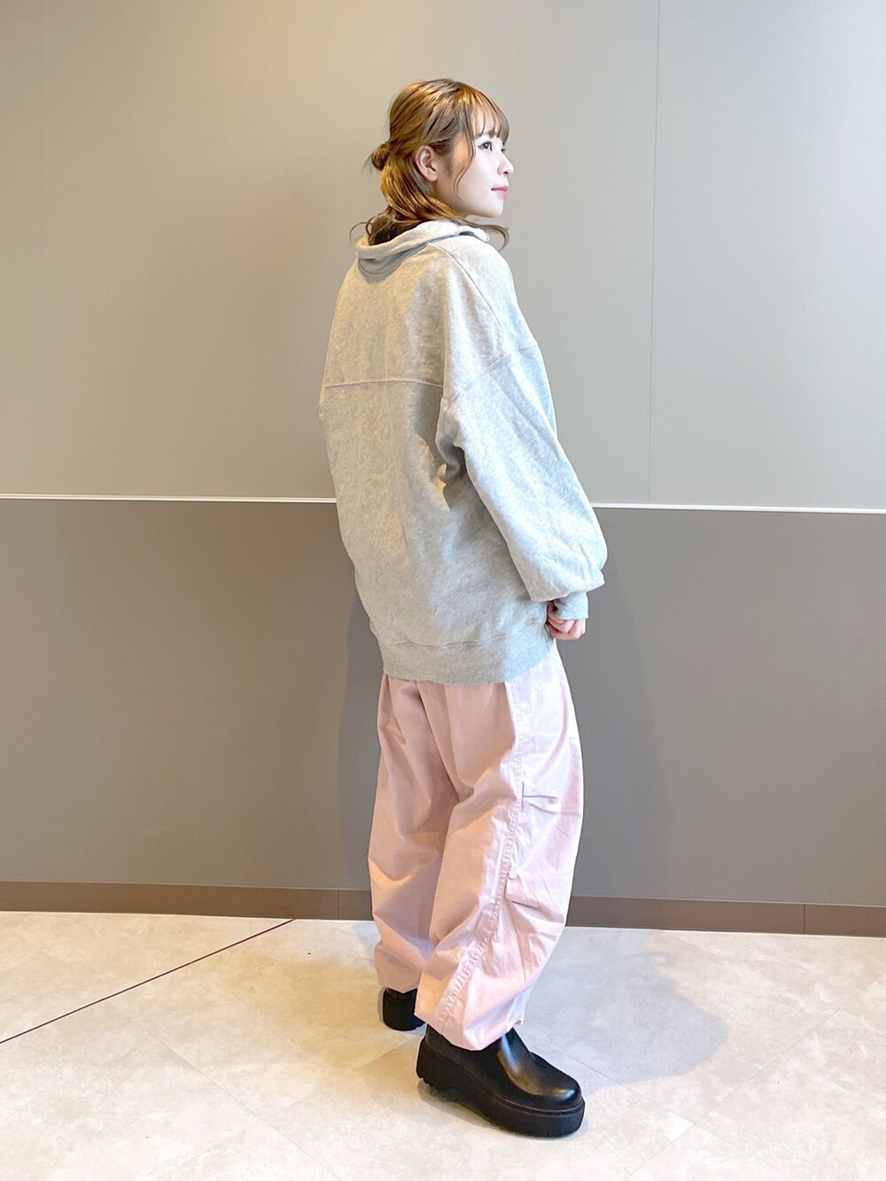 「wcloset、w closet、ダブルクローゼット、秋のコーデ、冬のコーデ、ラクチンコーデ、カジュアル、ハーフジップ、スウェット、カーゴパンツ、カラーパンツ、カラーコーデ、オーバーサイズ、ビッグシルエット、骨格ストレート」｜「w closetのハーフZIP刺繍スウェット（スウェット、グレー系）」を使った、Shiho Moriokaさん（レディース・157cm）の秋コーディネートの3枚目の写真