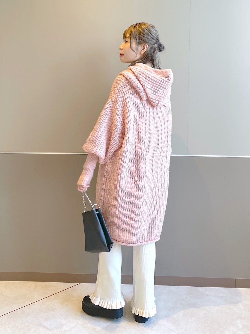 「wcloset、w closet、ダブルクローゼット、冬コーデ、大人カジュアル、カジュアルコーデ、ニット、ニットコーデ、バラクラバ、カラーニット、リブパンツ、カラーコーデ、サイドゴアブーツ、骨格ストレート」｜「w closetの【マルチウェイ】ロングスリーブBIGニット&バラクラバSET（ニット/セーター、ピンク系）」を使った、Shiho Moriokaさん（レディース・157cm）の秋コーディネートの3枚目の写真