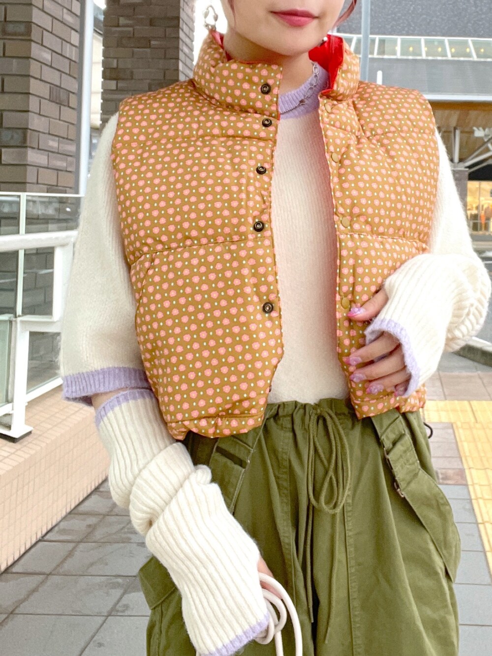 「wcloset、w closet、ダブルクローゼット、秋ルック紹介するよ、秋コーデ、秋服準備はじめました、カジュアルスタイル、ショート丈、パラシュートパンツ、カーゴパンツ、カラーコーデ、アームウォーマー、アームカバー、韓国ファッション、骨格ストレート」｜「w closetの【2WAY】リバーシブルフェイクダウンベスト（ダウンベスト、オレンジ系）」を使った、Shiho Moriokaさん（レディース・157cm）の秋コーディネートの3枚目の写真