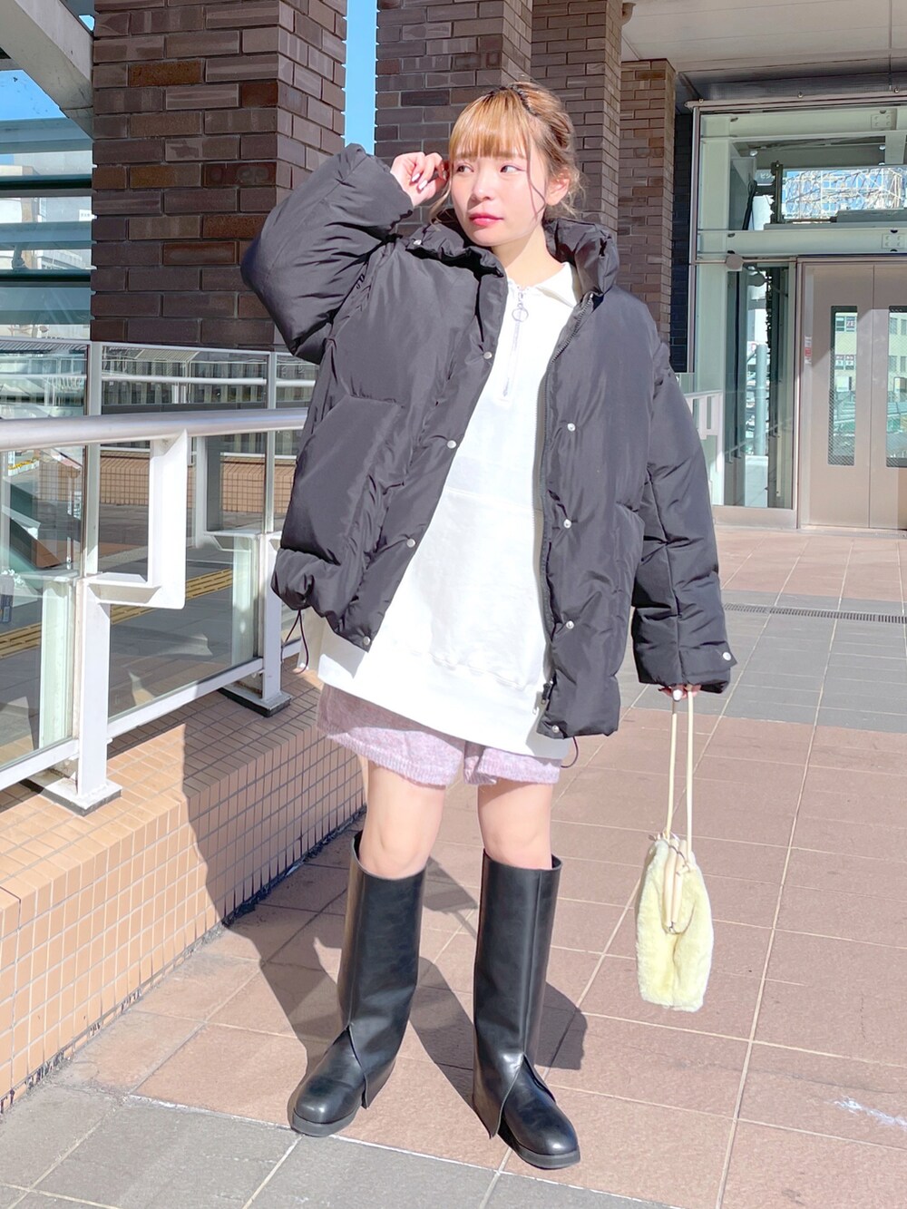 「wcloset、w closet、ダブルクローゼット、カジュアルコーデ、冬コーデ、ブーツスタイル、ダブルジャケット、ハーフジップ、スウェット、ショートパンツ、カラーコーデ、骨格ストレート、ファーバッグ、ロングブーツ、オーバーサイズ」|「w closetの【2WAY】中綿ブルゾン(ダウンジャケット/コート、ブラック系)」を使った、Shiho Moriokaさん(レディース・157cm)の秋コーディネートの2枚目の写真