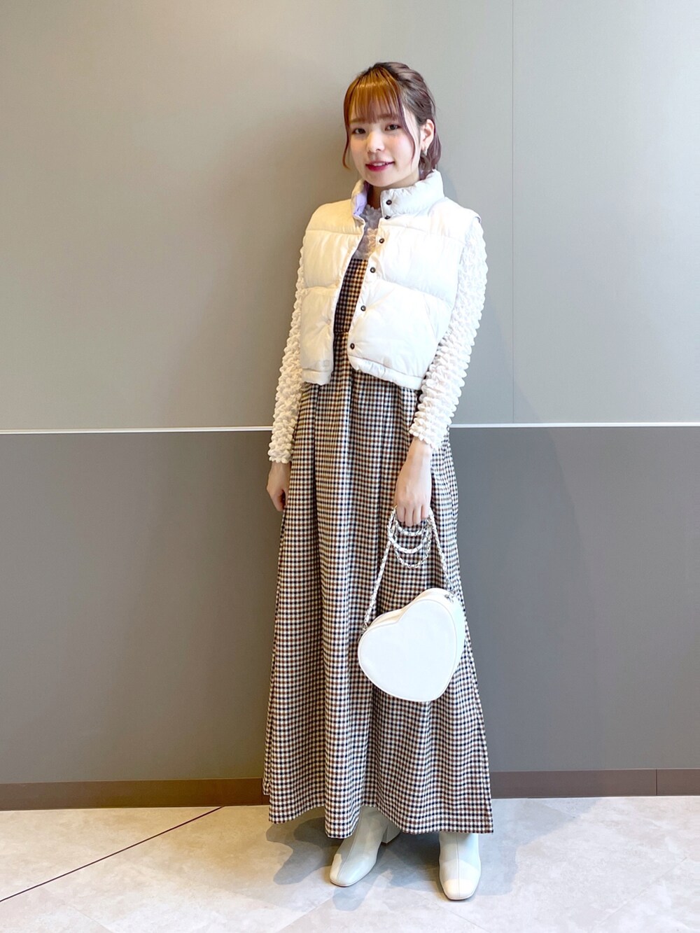 「wcloset、w closet、ダブルクローゼット、ダウンベスト、ショート丈、ポップコーントップス、キャミワンピ、チェック、チェックワンピース、カラーコーデ、リバーシブル、カジュアルガーリー、ストレッチブーツ、ハートバッグ、骨格ストレート」｜「w closetの★先行予約★【リバーシブル】フェイクダウンベスト【8月下旬入荷】（ジャケット/アウター、パープル系）」を使った、Shiho Moriokaさん（レディース・157cm）の秋コーディネートの4枚目の写真