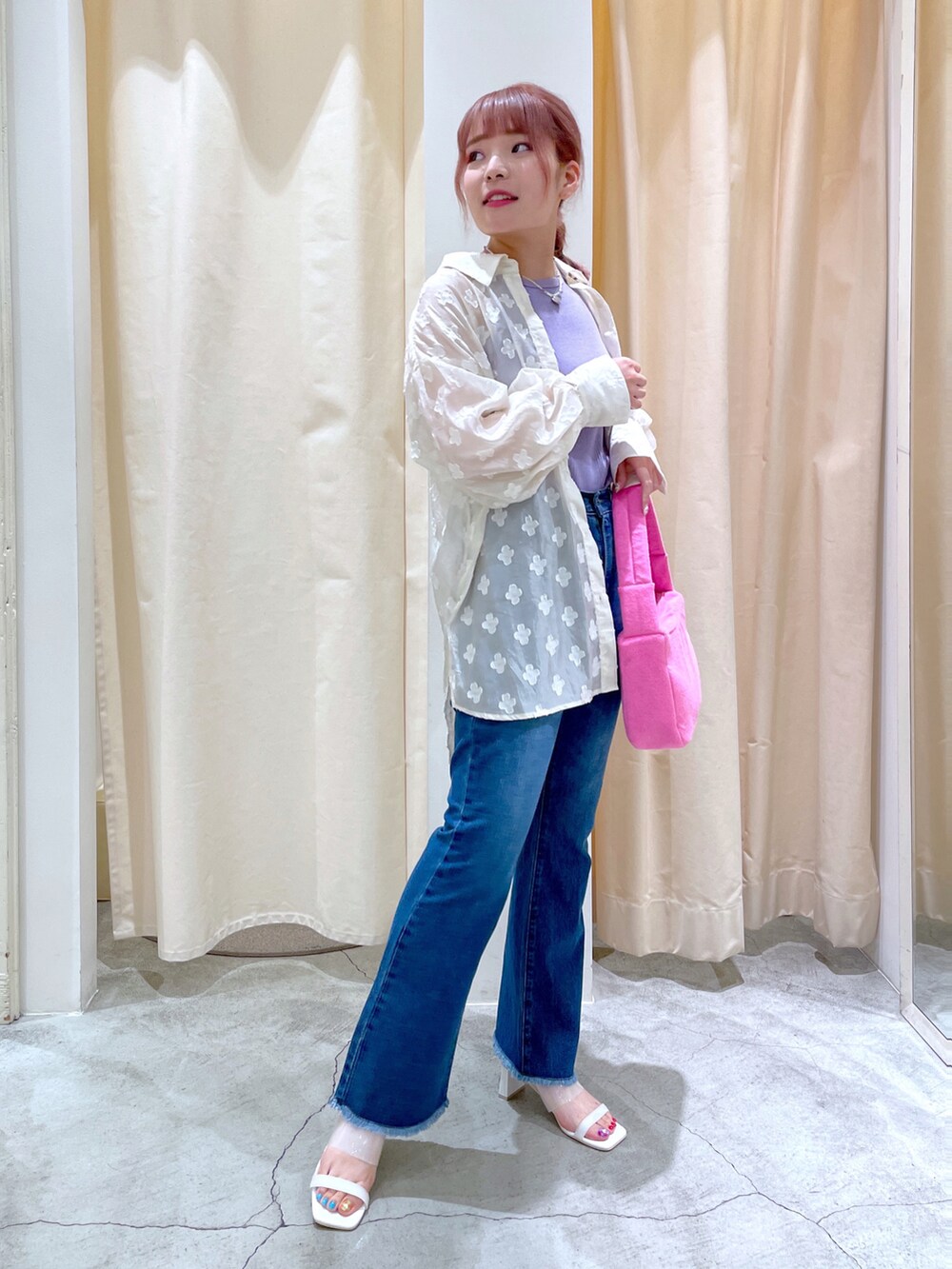 「wcloset、w closet、ダブルクローゼット、夏コーデ、シンプルコーデ、カジュアルコーデ、オトナカワイイ、大人女子、シアーシャツ、きれいめカジュアル、カラー×コーデ、初秋コーデ、デニム、デニムパンツ、骨格ストレート」｜「w closetの花柄シアージャガードシャツ（シャツ/ブラウス、ホワイト系）」を使った、Shiho Moriokaさん（レディース・157cm）の夏コーディネートの2枚目の写真