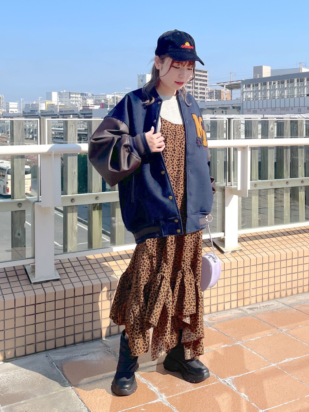 「wcloset、w closet、ダブルクローゼット、スタジャン、カジュアルコーデ、レオパード、キャミワンピ、秋冬コーデ、厚底シューズ、骨格ストレート、ストリート、レイヤードスタイル、着回しコーデ、キャップコーデ」｜「w closetのマーガレットメルトンスタジャン（スタジャン、ブルー系）」を使った、Shiho Moriokaさん（レディース・157cm）の秋コーディネートの2枚目の写真